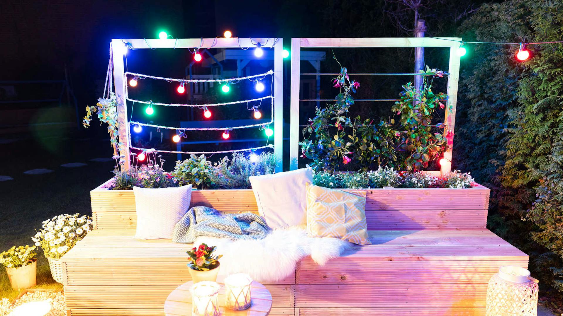 Detailansicht des aus Vollholz selbstgebauten Hochbeet Alfred mit Sisalseil in blau.