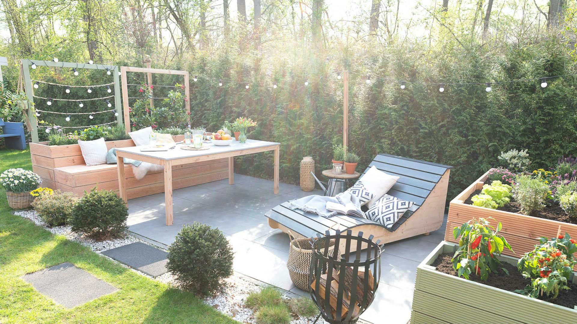 Frontansicht des aus Vollholz selbstgebauten Hochbeet Alfred mit Sisalseil.