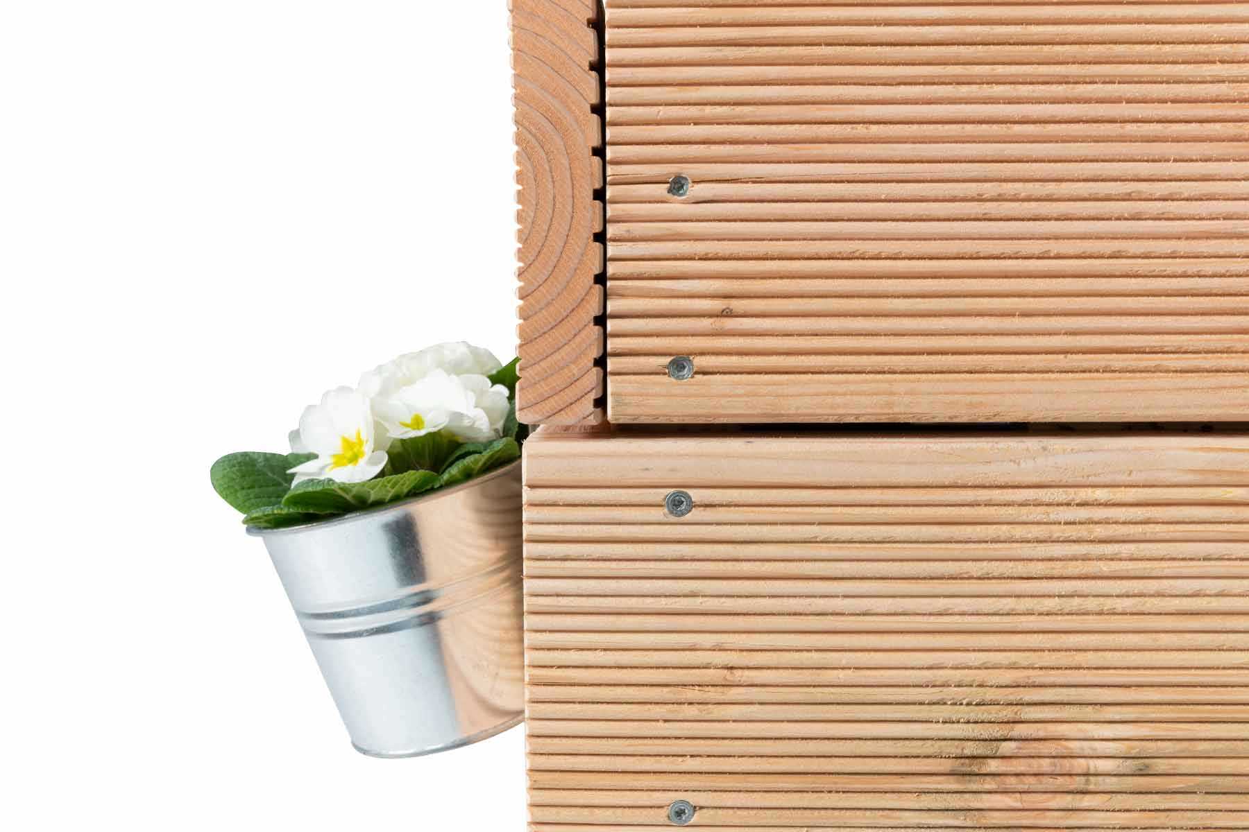 Detail des aus Vollholz selbstgebauten Hochbeet Alfred.