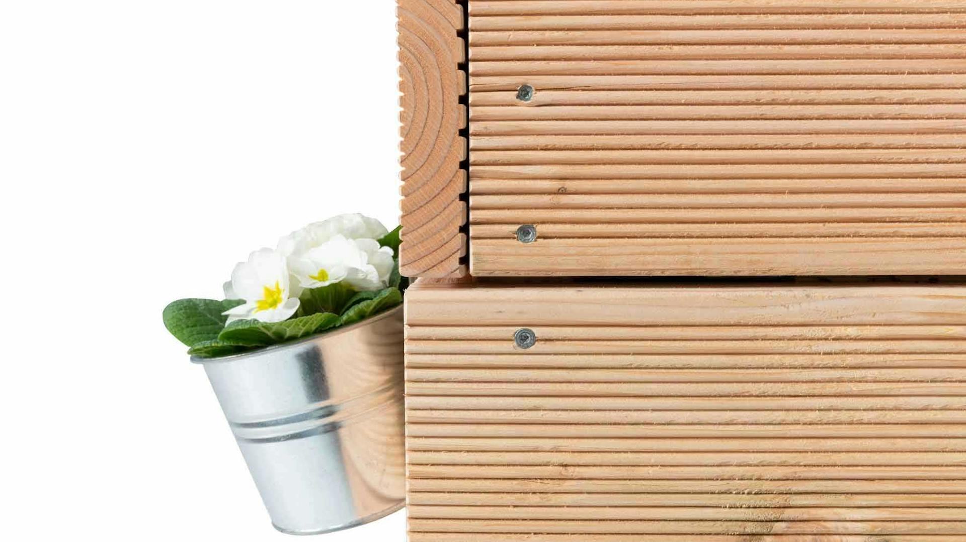 Detail des aus Vollholz selbstgebauten Hochbeet Alfred.