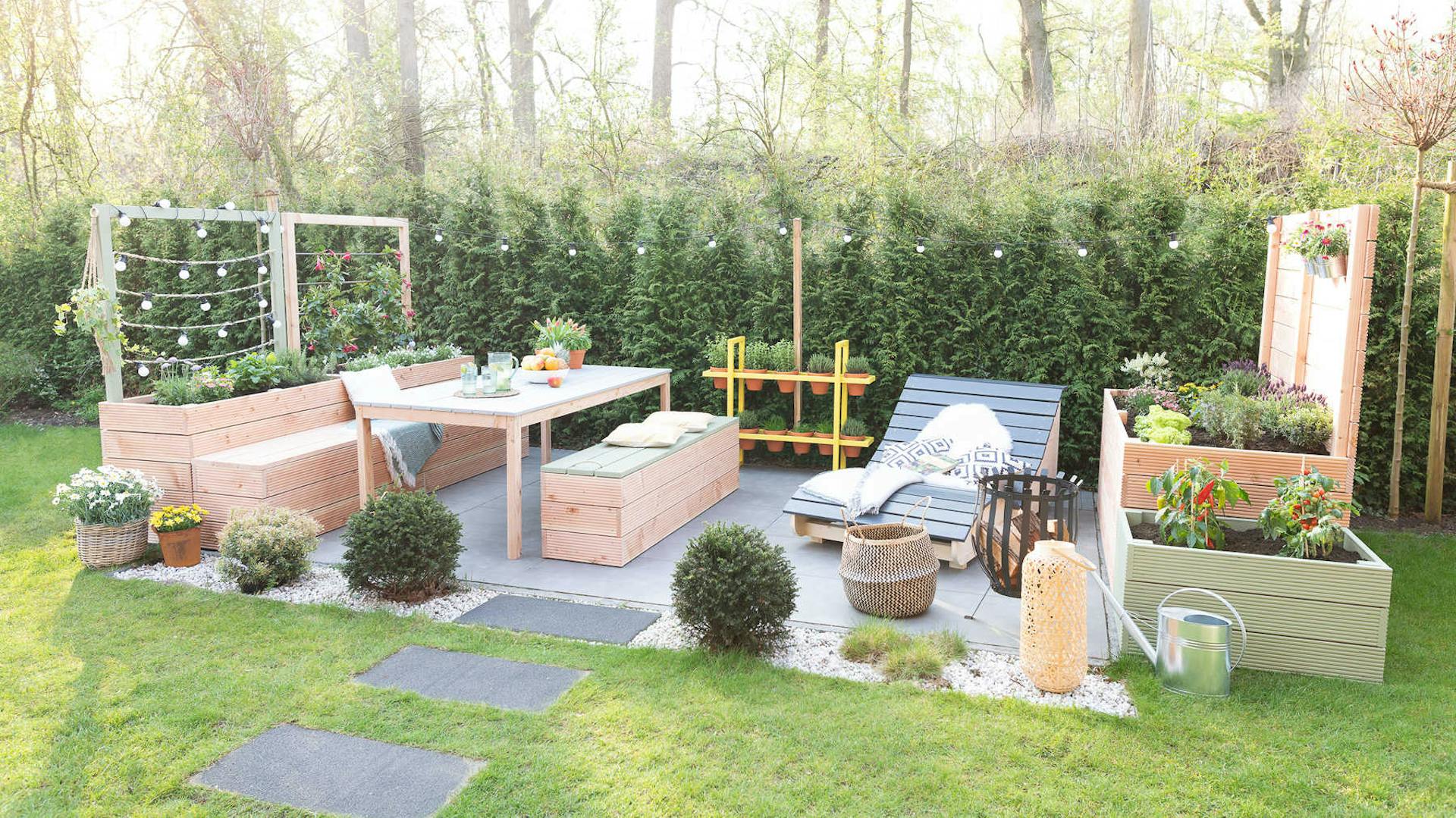 Frontansicht des aus Vollholz selbstgebauten Hochbeet Alfred in grün mit optionalem Sichtschutz