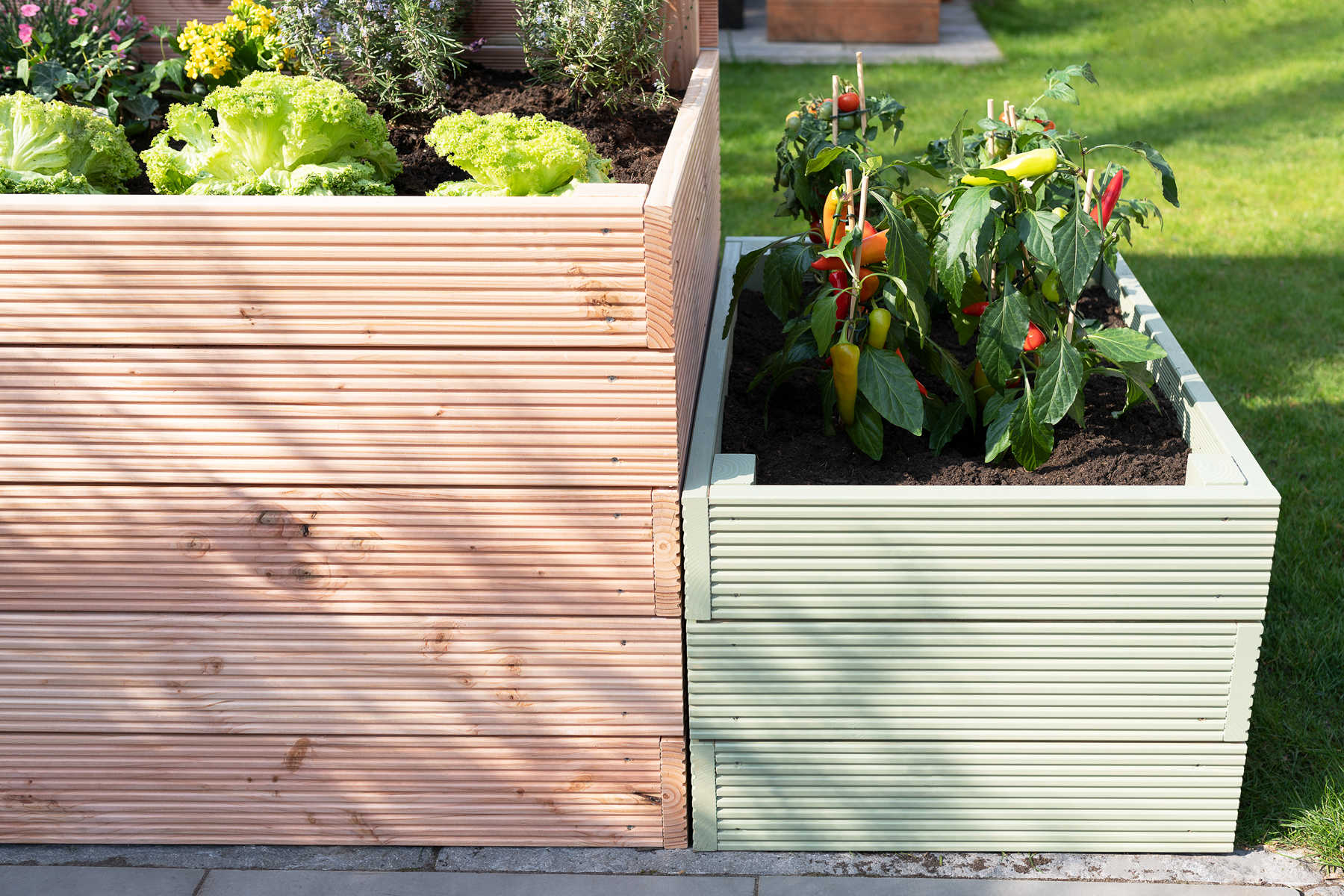 Seitliche Detailansicht des aus Vollholz selbstgebauten Hochbeet Alfred in grün mit optionalem Sichtschutz.