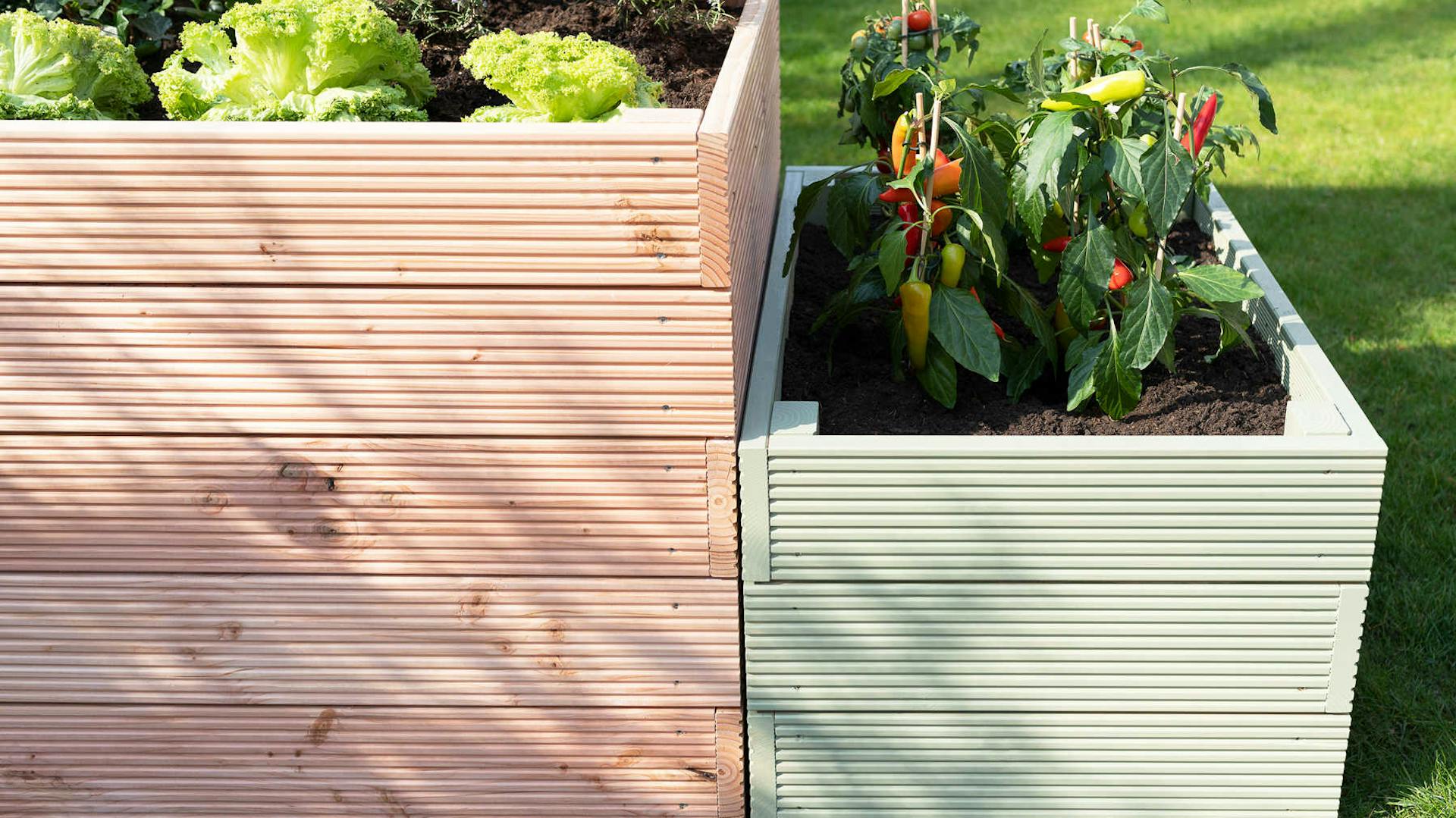 Seitliche Detailansicht des aus Vollholz selbstgebauten Hochbeet Alfred in grün mit optionalem Sichtschutz.