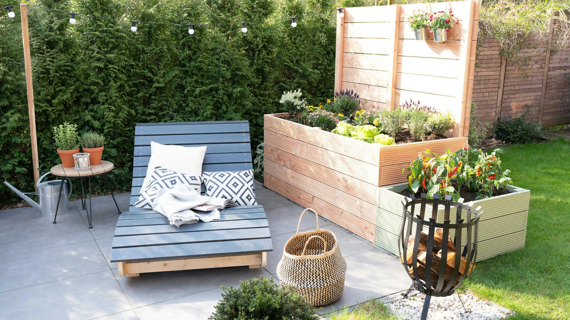 Frontansicht des aus Vollholz selbstgebauten Hochbeet Alfred in grün mit optionalem Sichtschutz