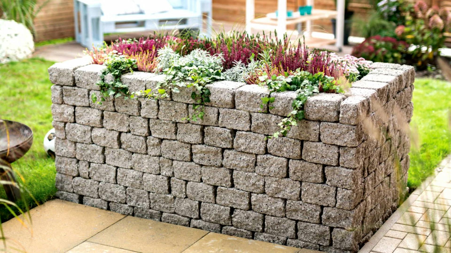 Kleines Hochbeet aus Granzsteinen