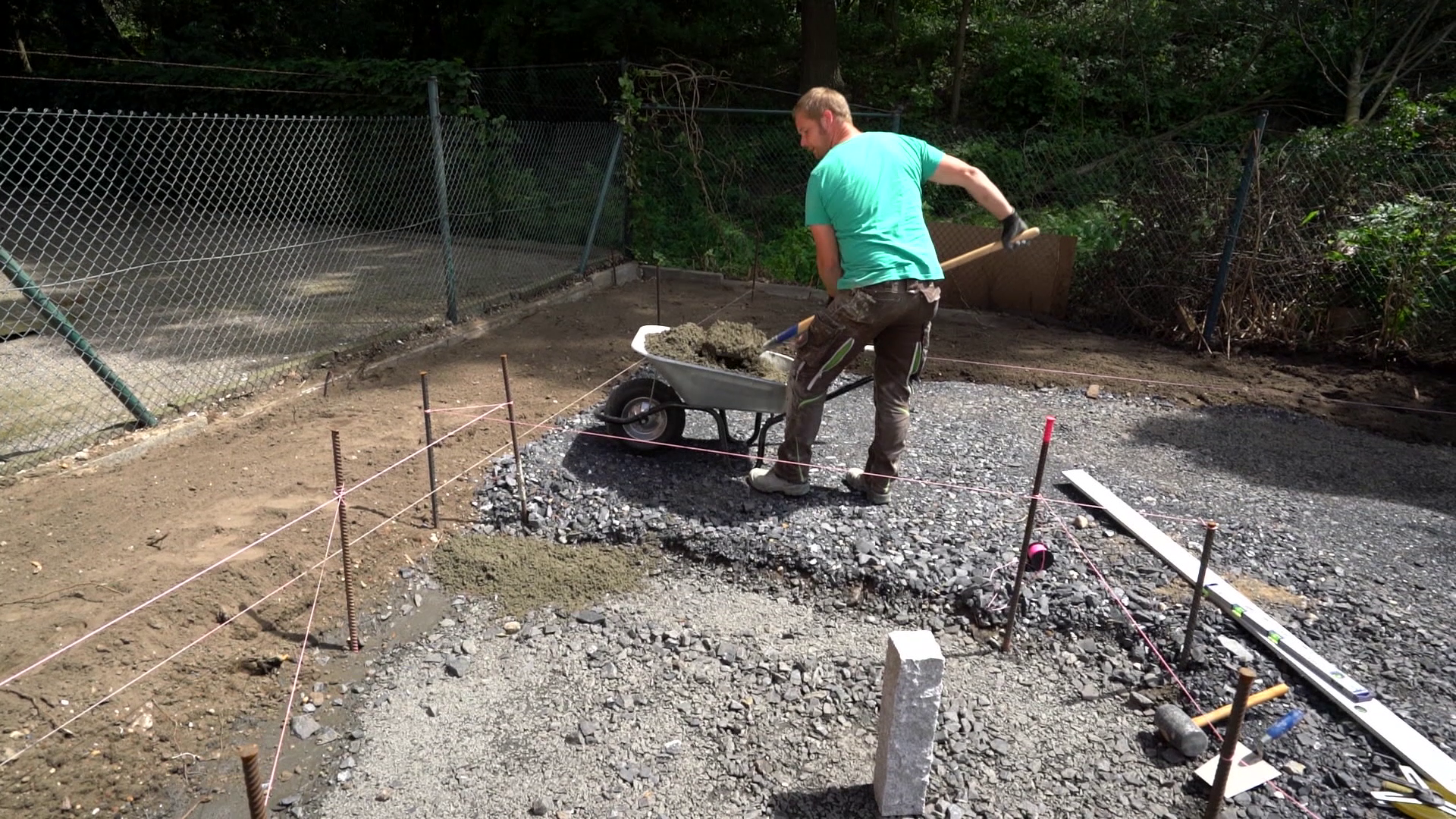 Hochbeet aus Palisaden bauen Videoanleitung OBI