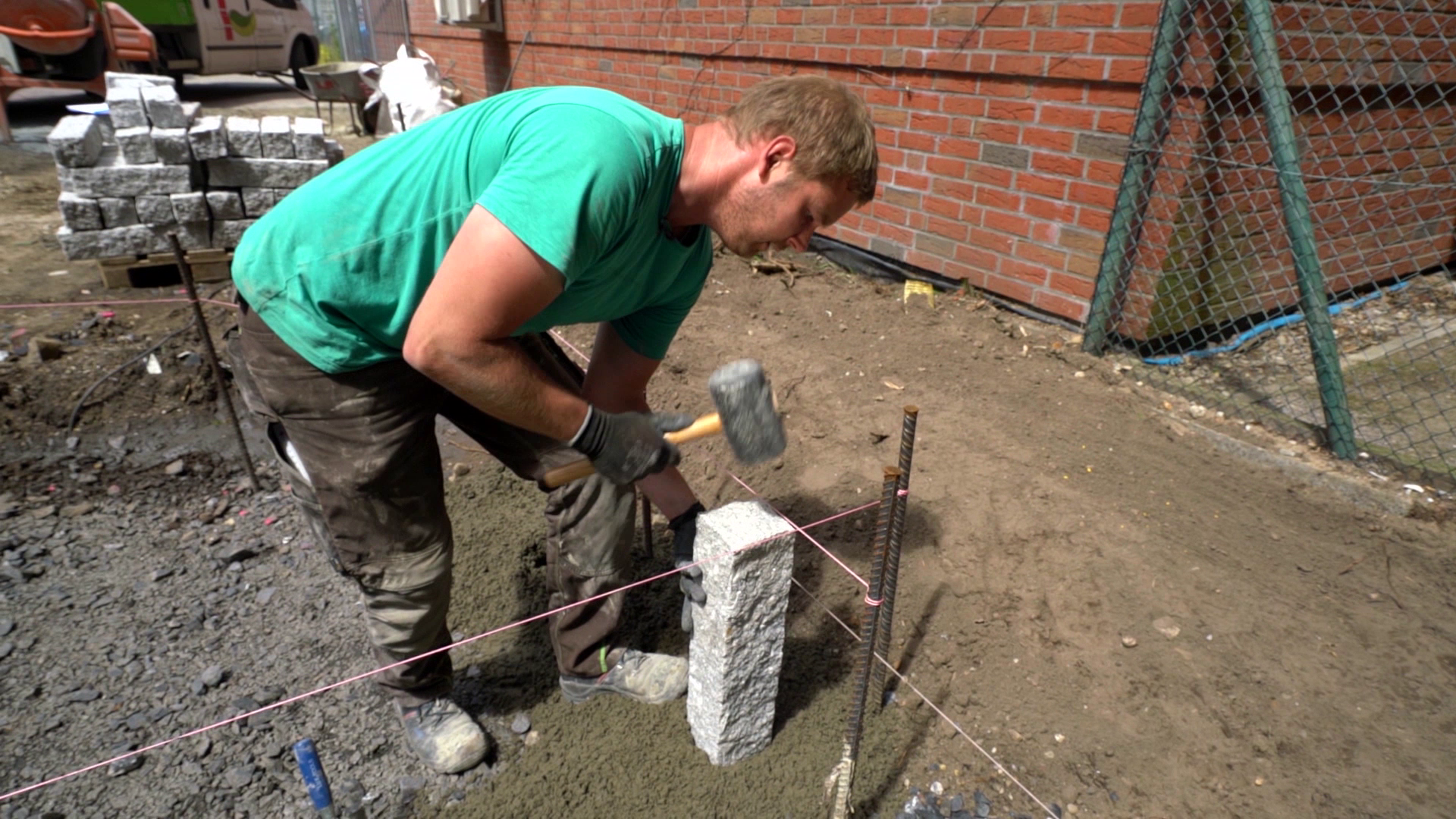 Hochbeet aus Palisaden bauen Videoanleitung OBI