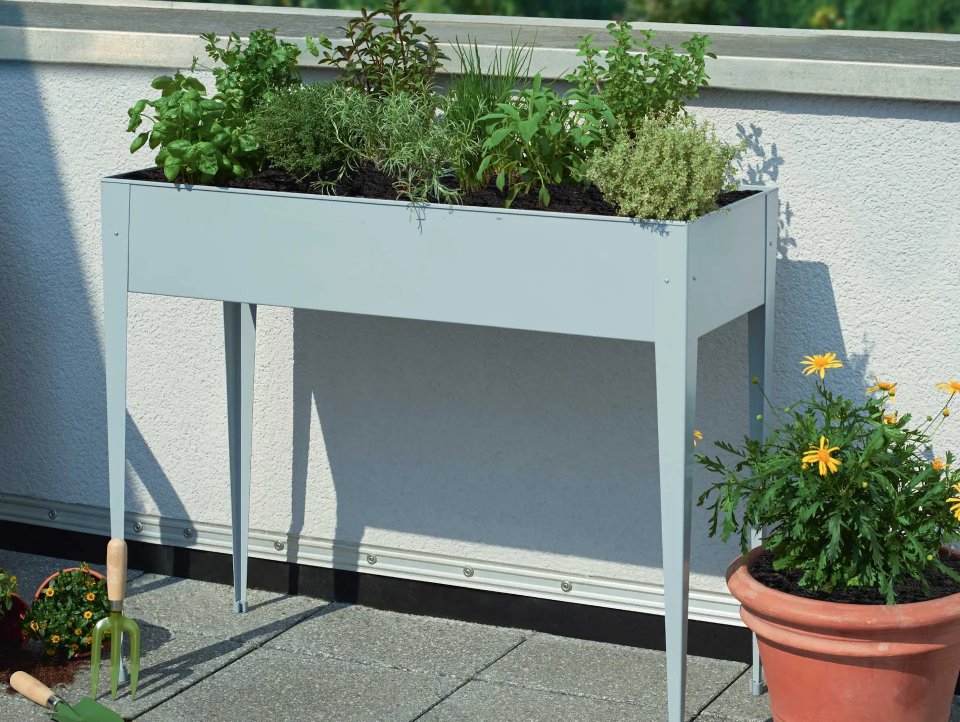 Bepflanztes Hochbeet auf dem Balkon