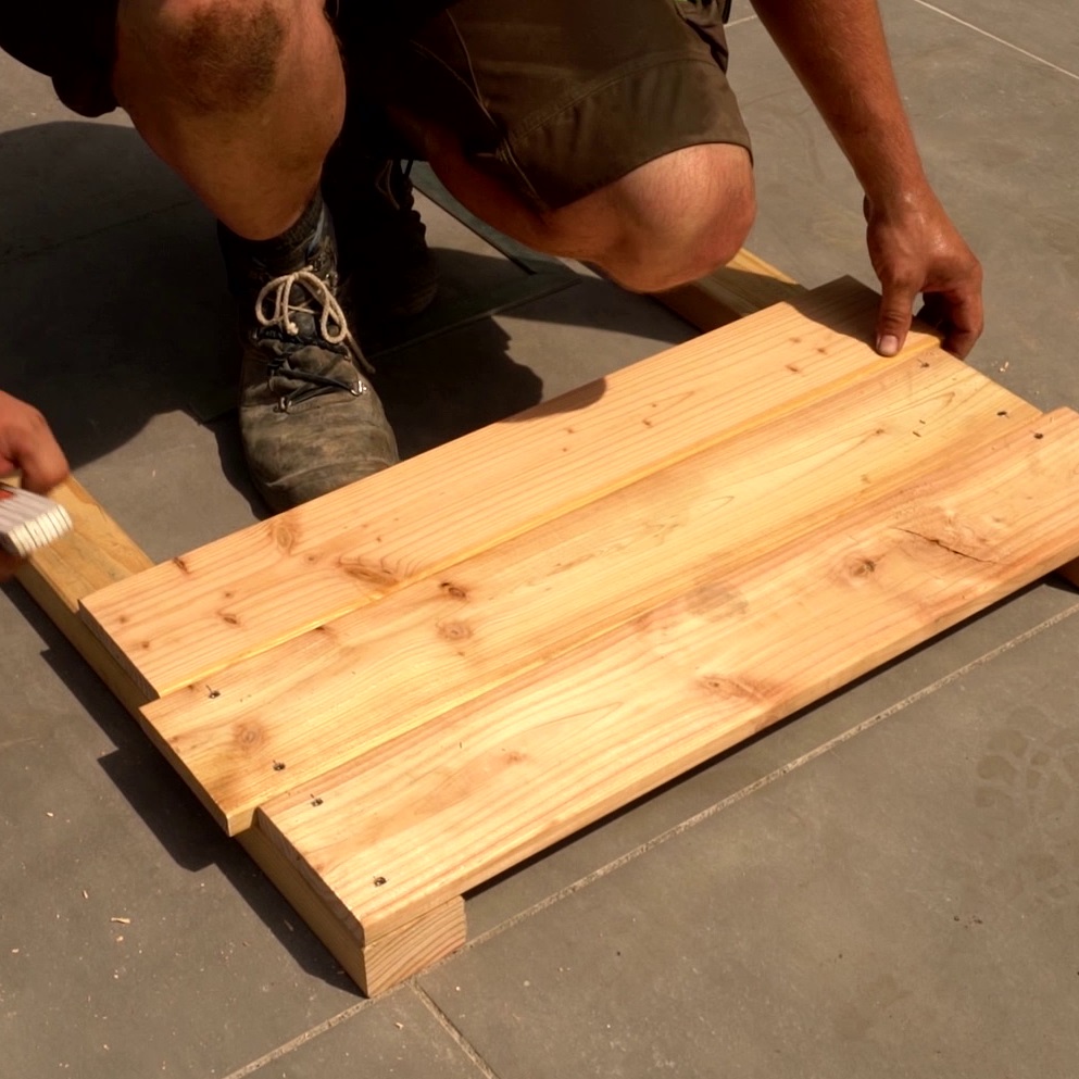 Heimwerker beginnt, Kopfteil für Hochbeet zu bauen.