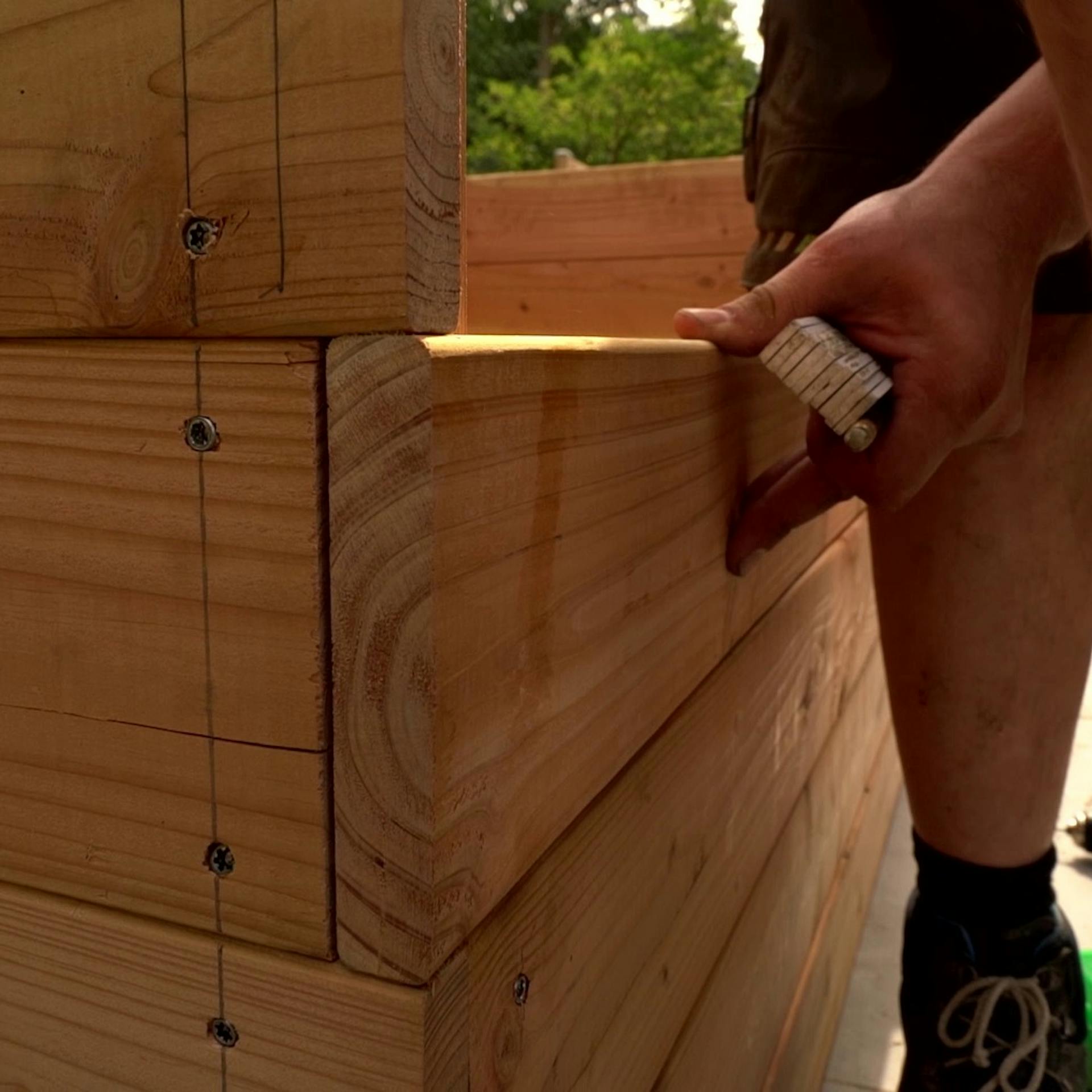 Längsteile werden in versetzte Seitenteile eingesetzt.