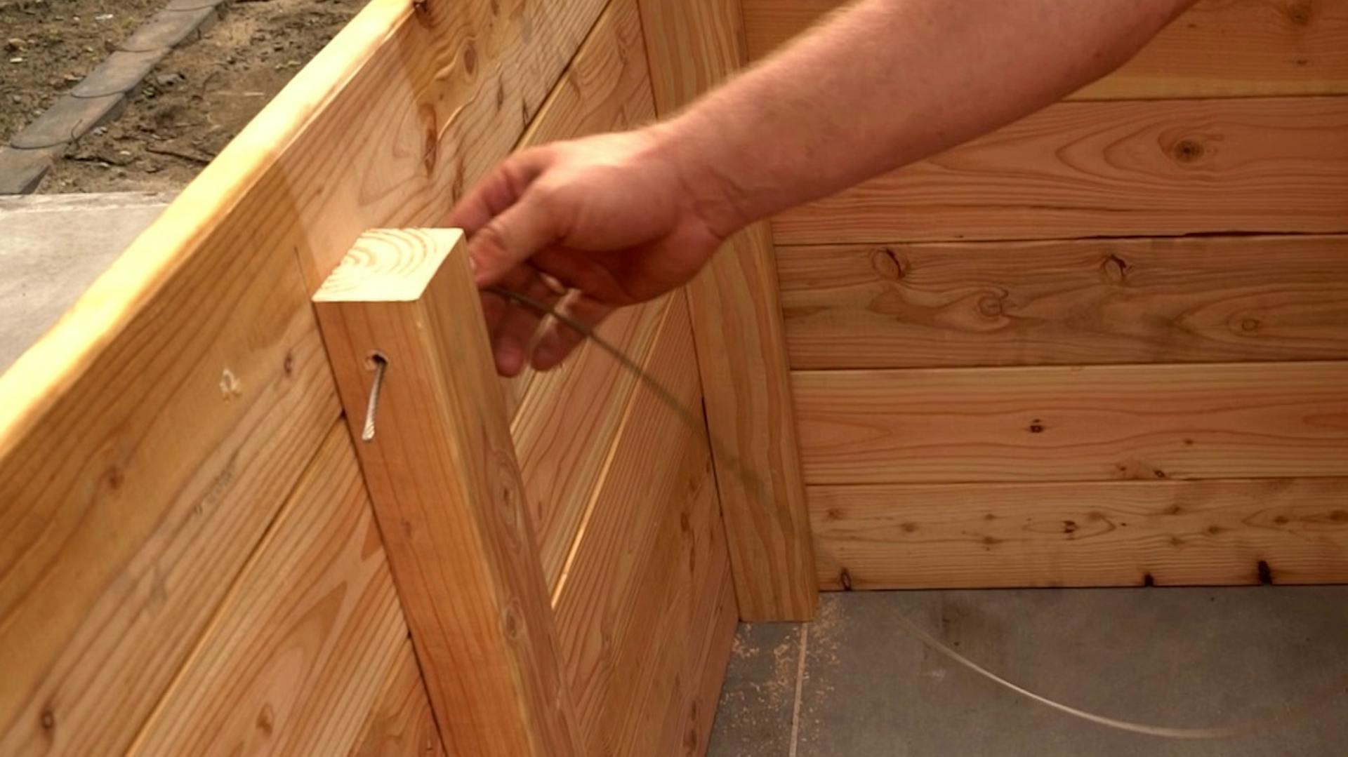 Heimwerker baut Verkleidung aus Holz für Whirlpool.