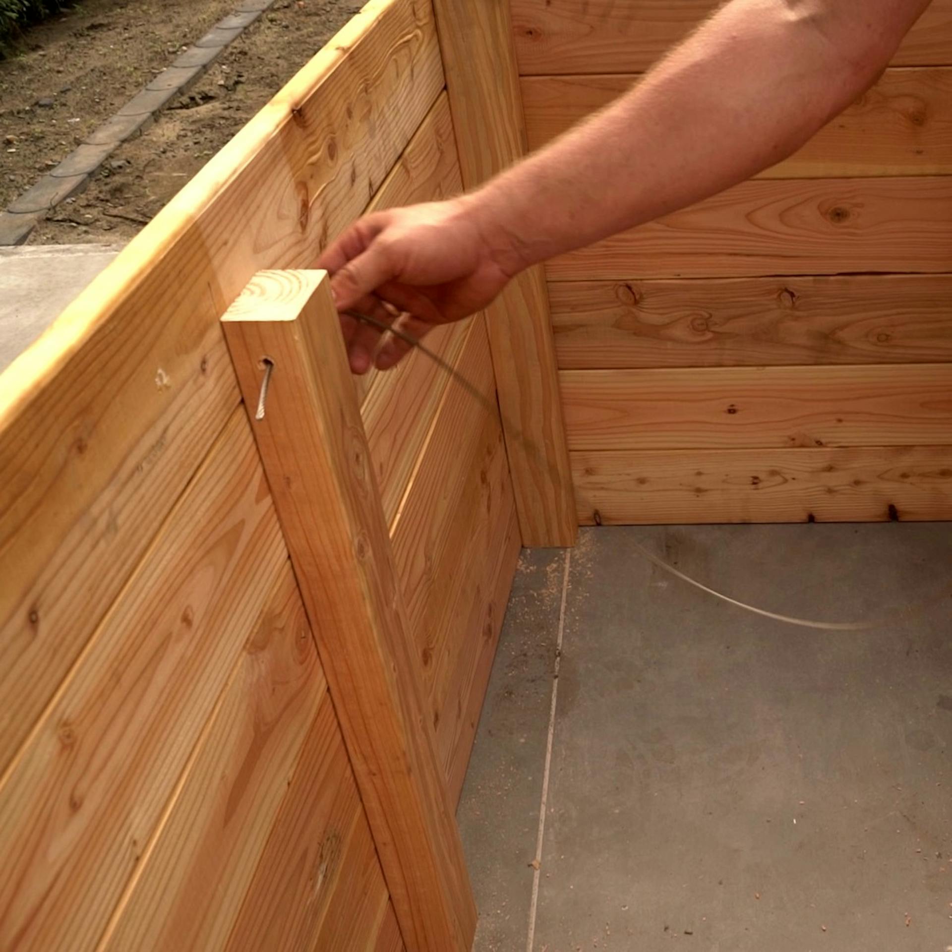 Drahtseil zur Stabilisierung des Hochbeets wird an Innenstütze angebracht.