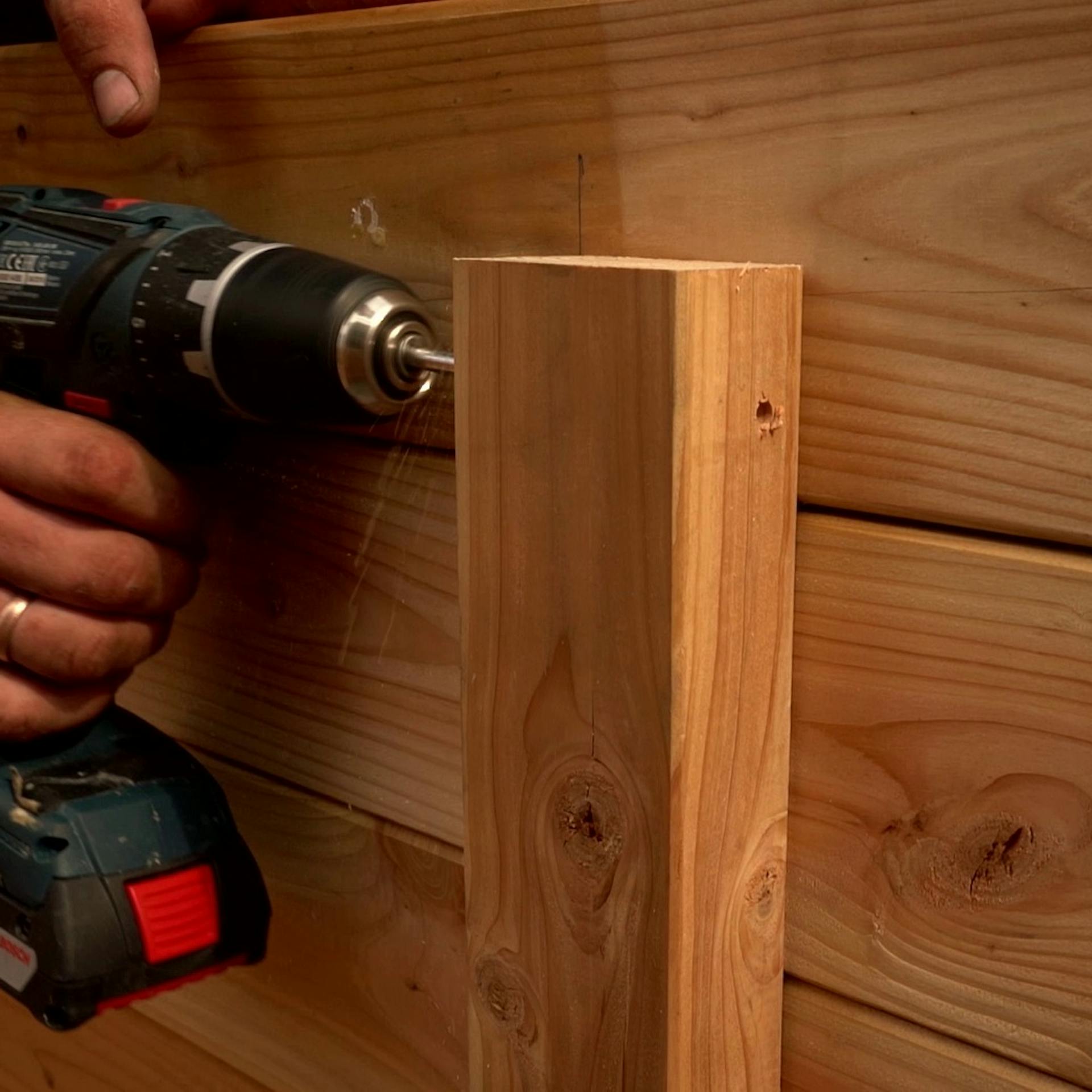 Innenstütze in Hochbeet wird angeschraubt.