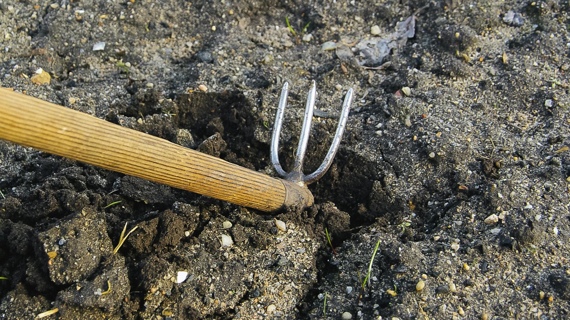 Hacke gräbt Erde um