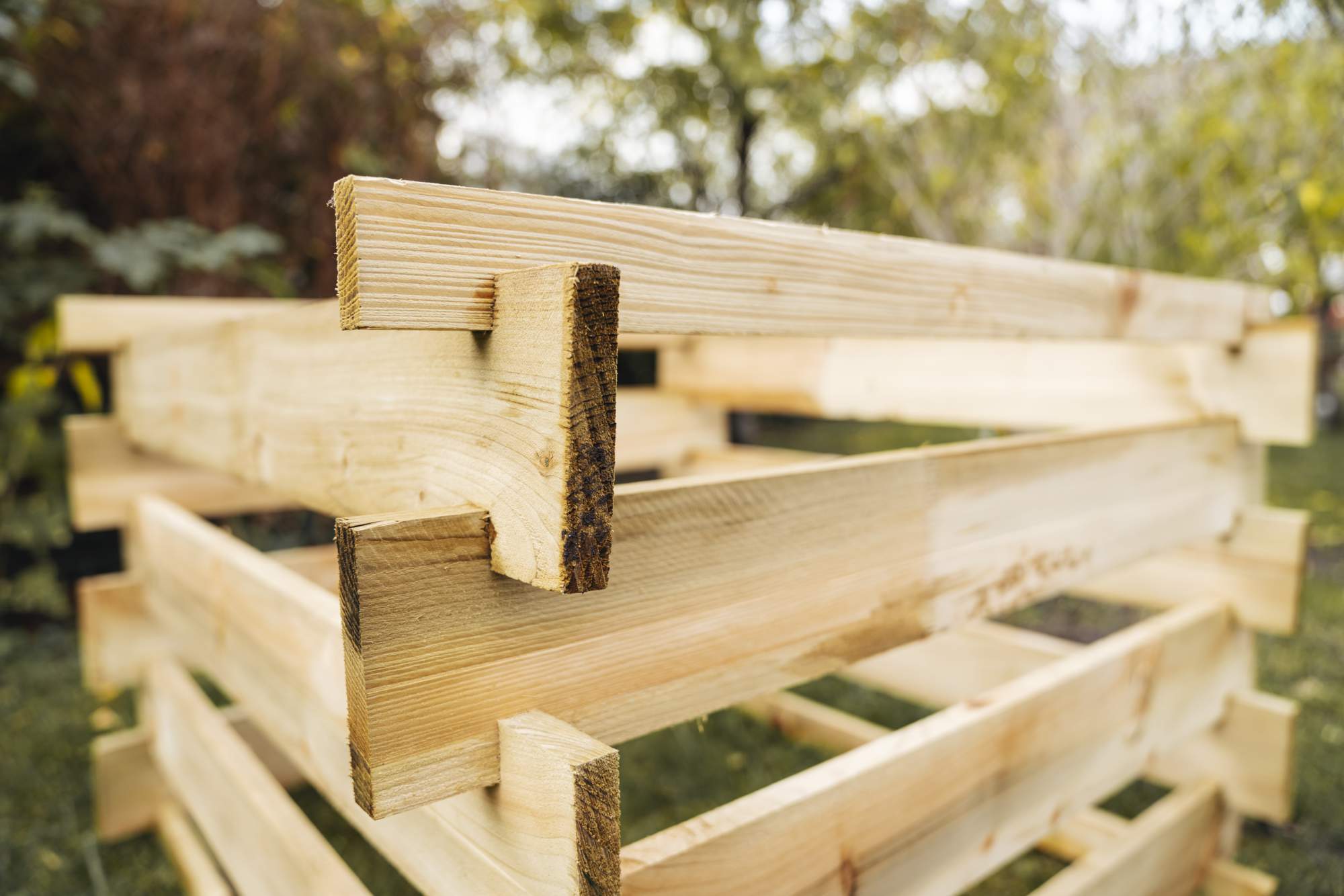 Nuova compostiera costruita con listelli di legno