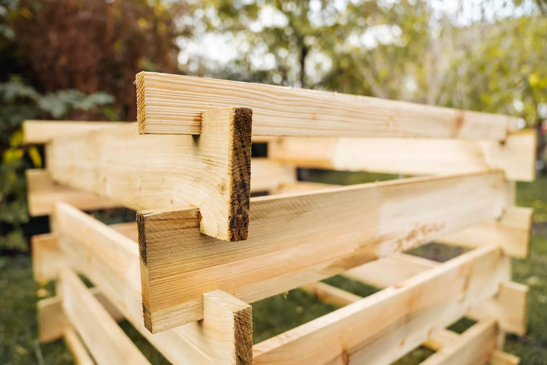 Nuova compostiera costruita con listelli di legno