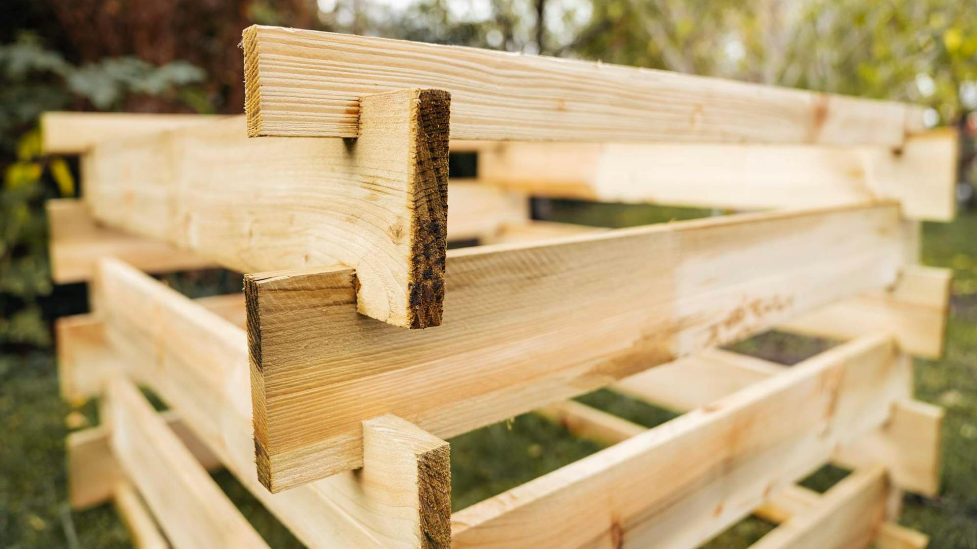 Nuova compostiera costruita con listelli di legno