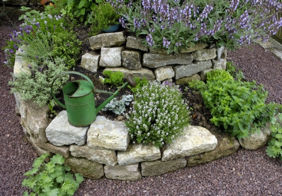 Kräuterschnecke bauen Anleitung in 6 Schritten OBI