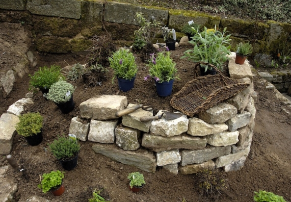 Kräuterschnecke bauen Anleitung in 6 Schritten OBI