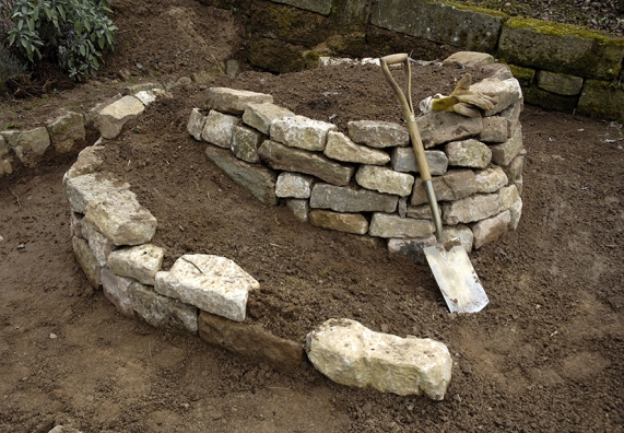 Kräuterschnecke bauen Anleitung in 6 Schritten OBI