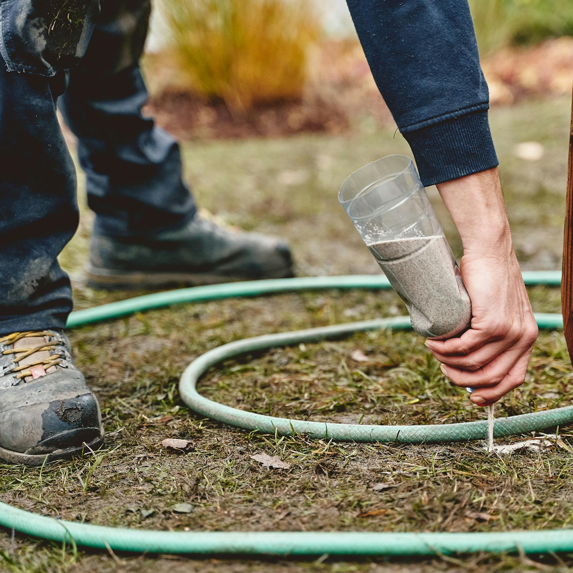 Heimwerkerin markiert Grundfläche für Spirale.