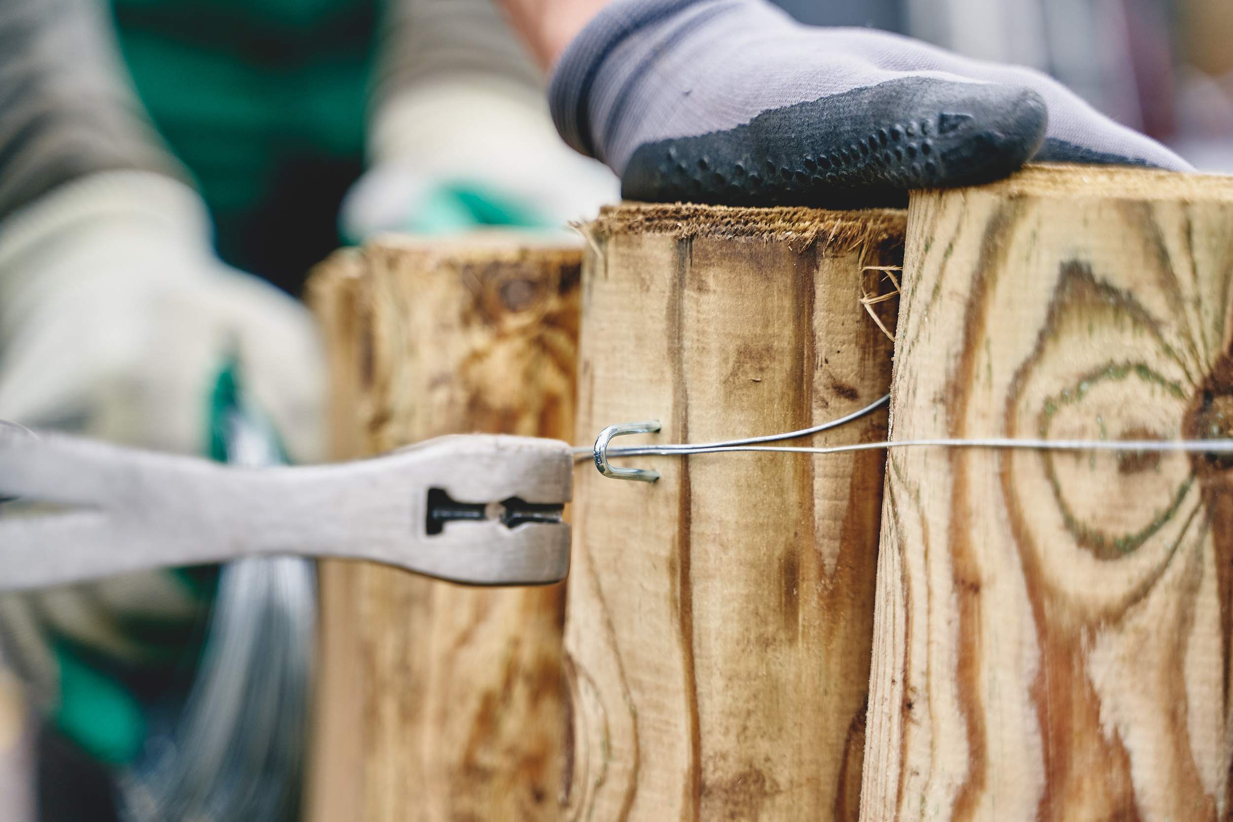 A facövekeket dróttal rögzítik.