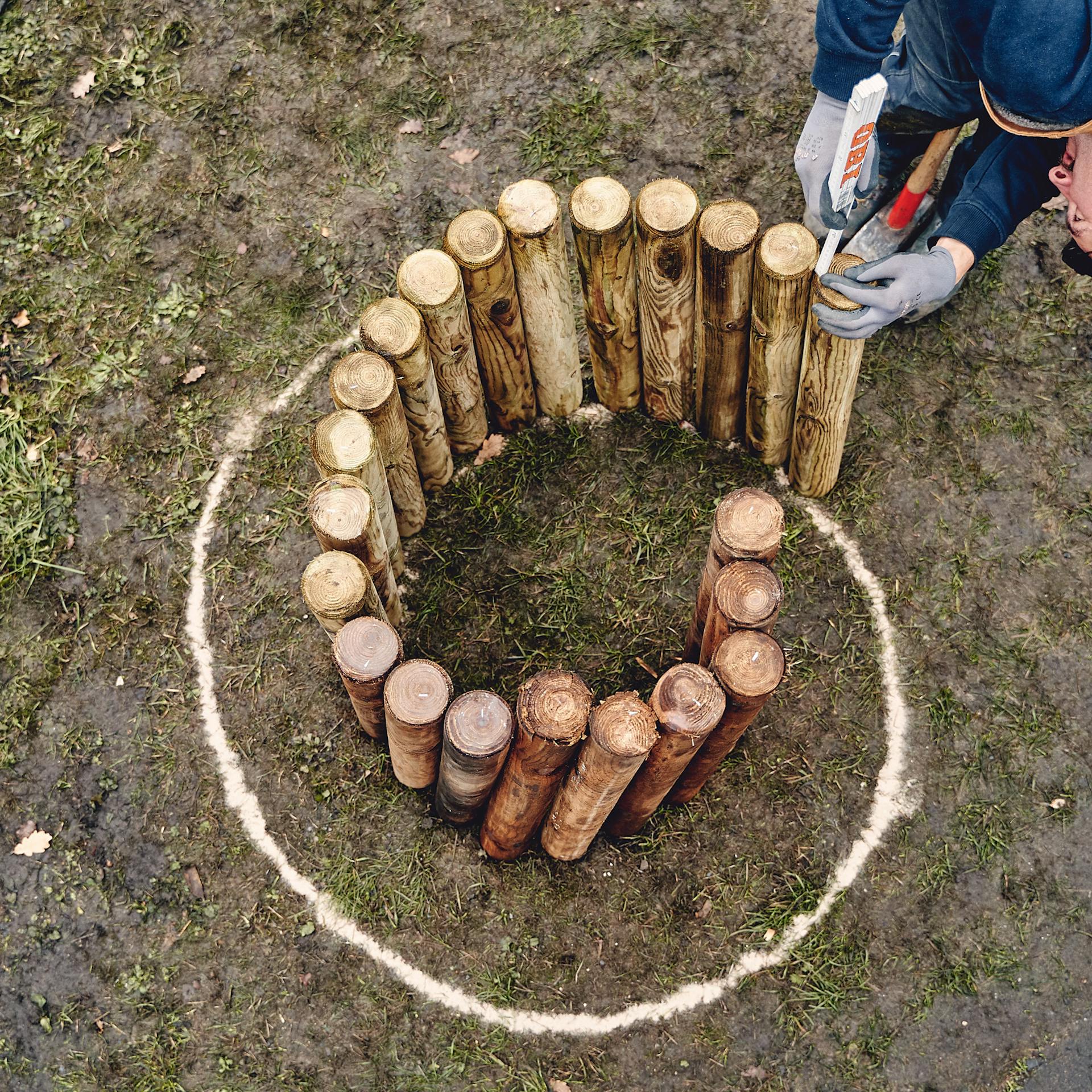 Megmézik a facövekek magassága közötti különbséget.