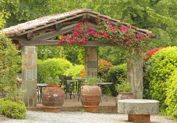 Mediterraner Garten mit mediterranem Pavillon in antikem Stil und vielen Pflanzen