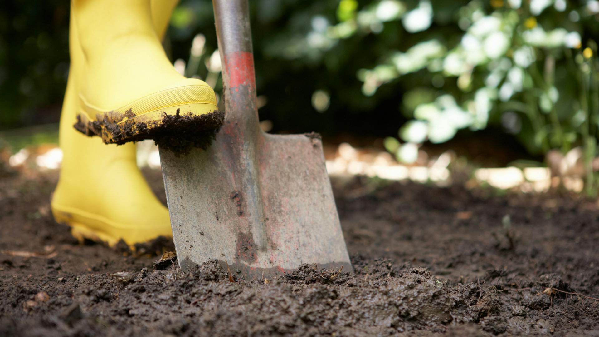 Osoba okopáva ornicu