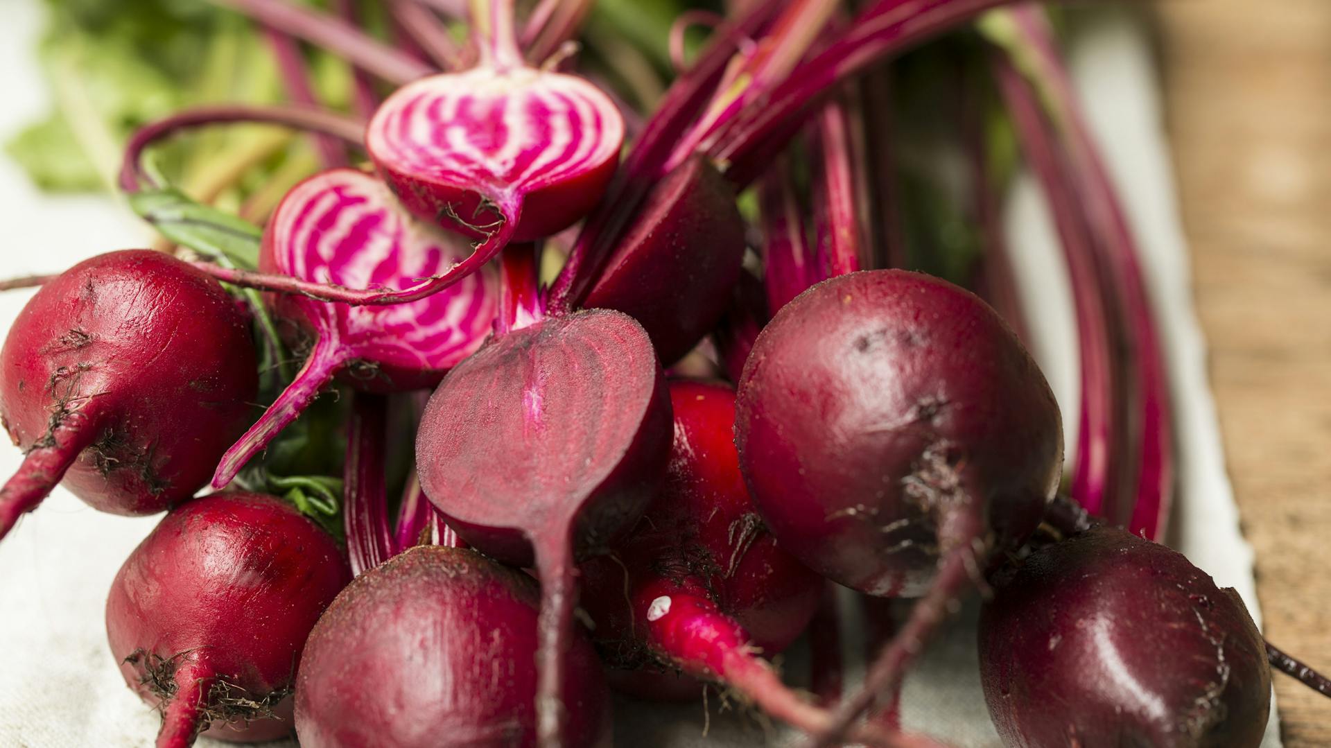 Junge Rote Beete liegen in der Küche.
