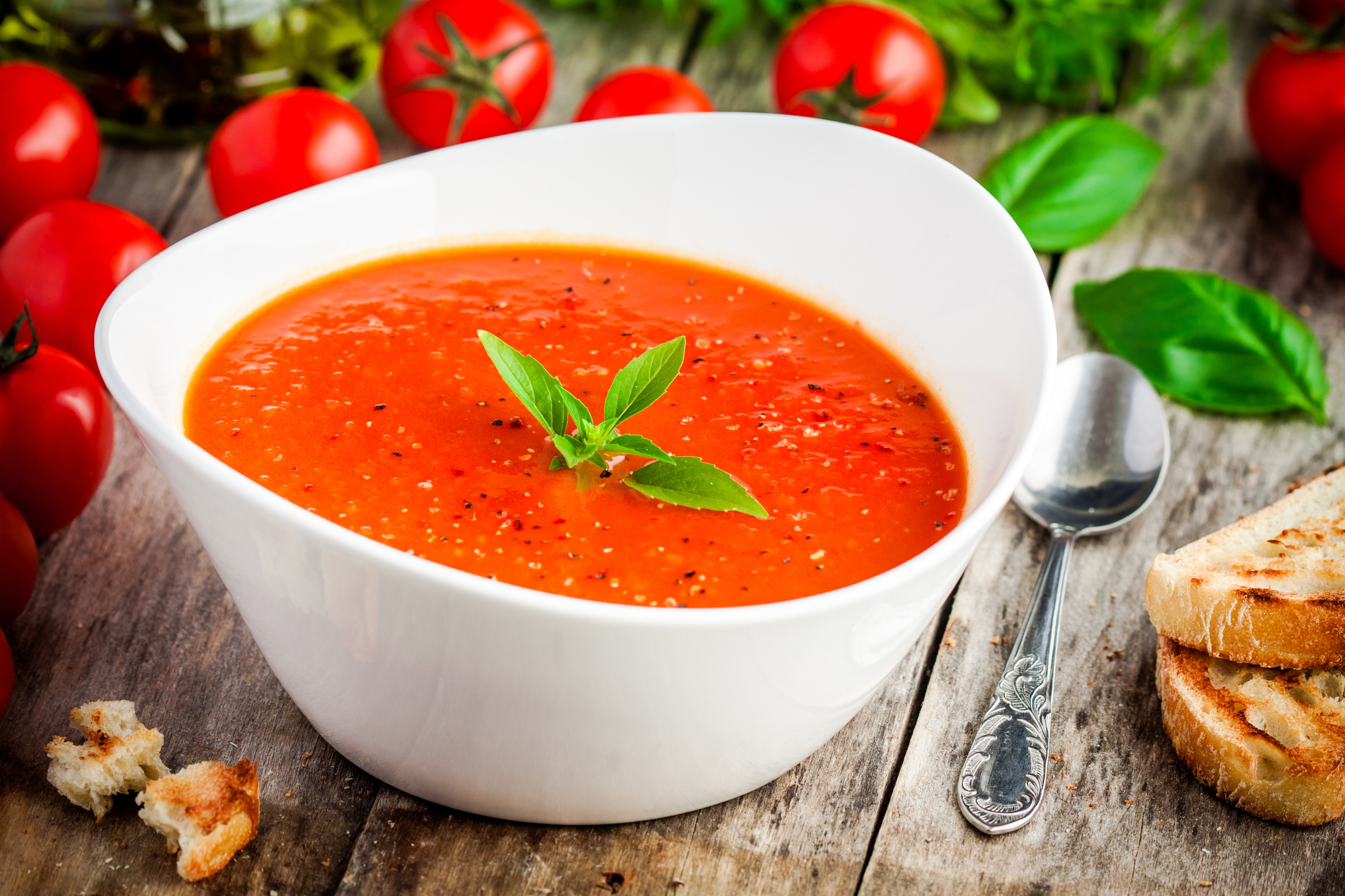 Paradeisersuppe in einer weißen Schale