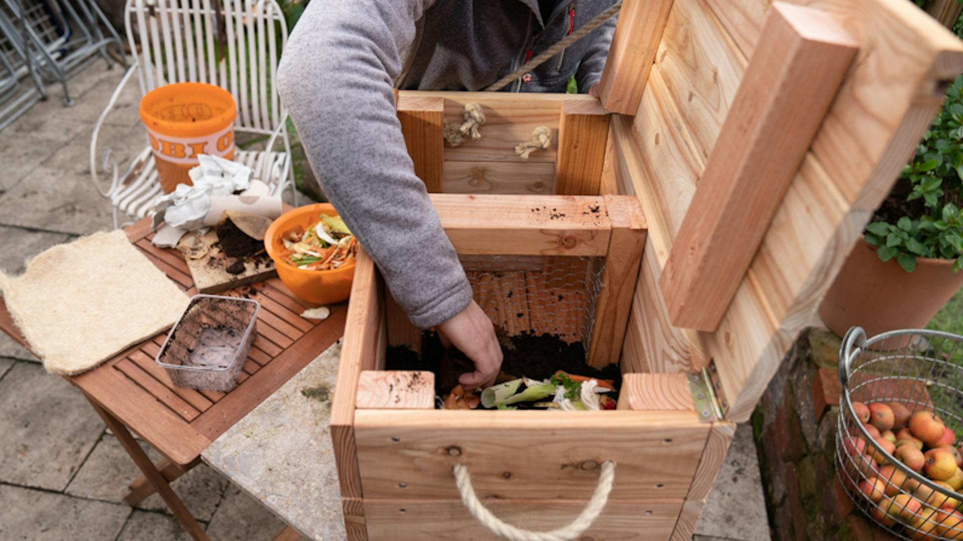 Mann befüllt Wurmkiste