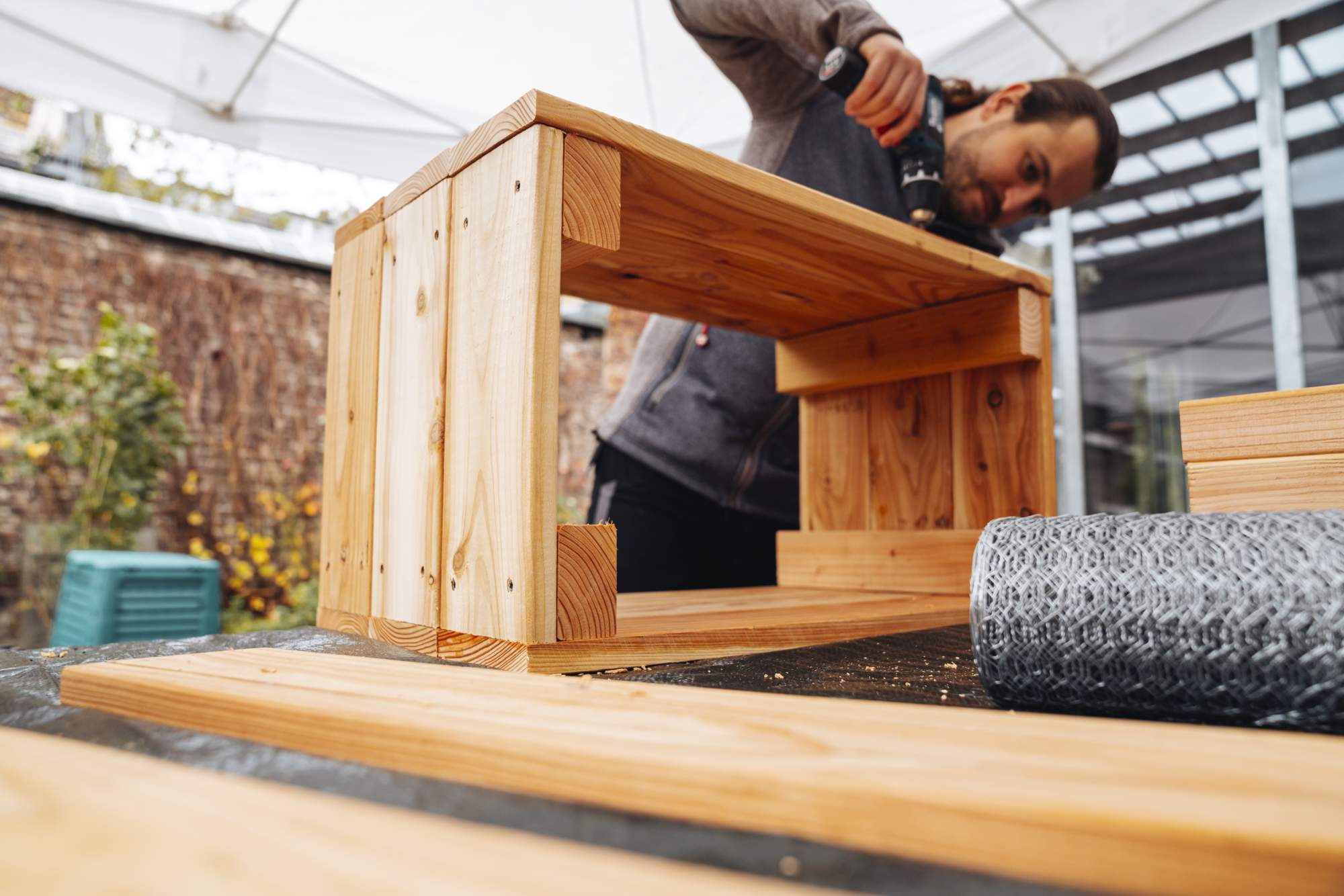 L'uomo avvita il bidone della vite senza fine