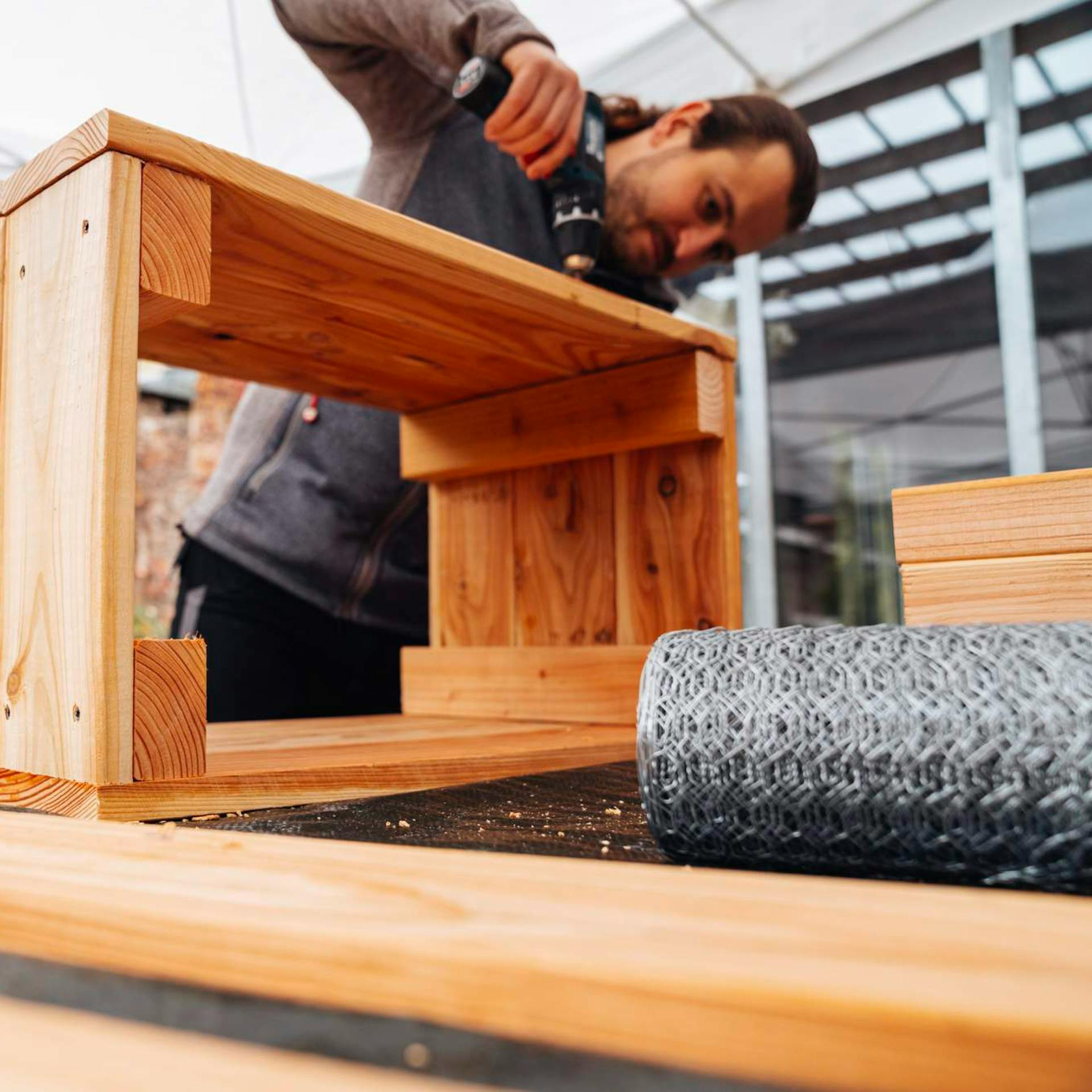 L'uomo avvita il bidone della vite senza fine