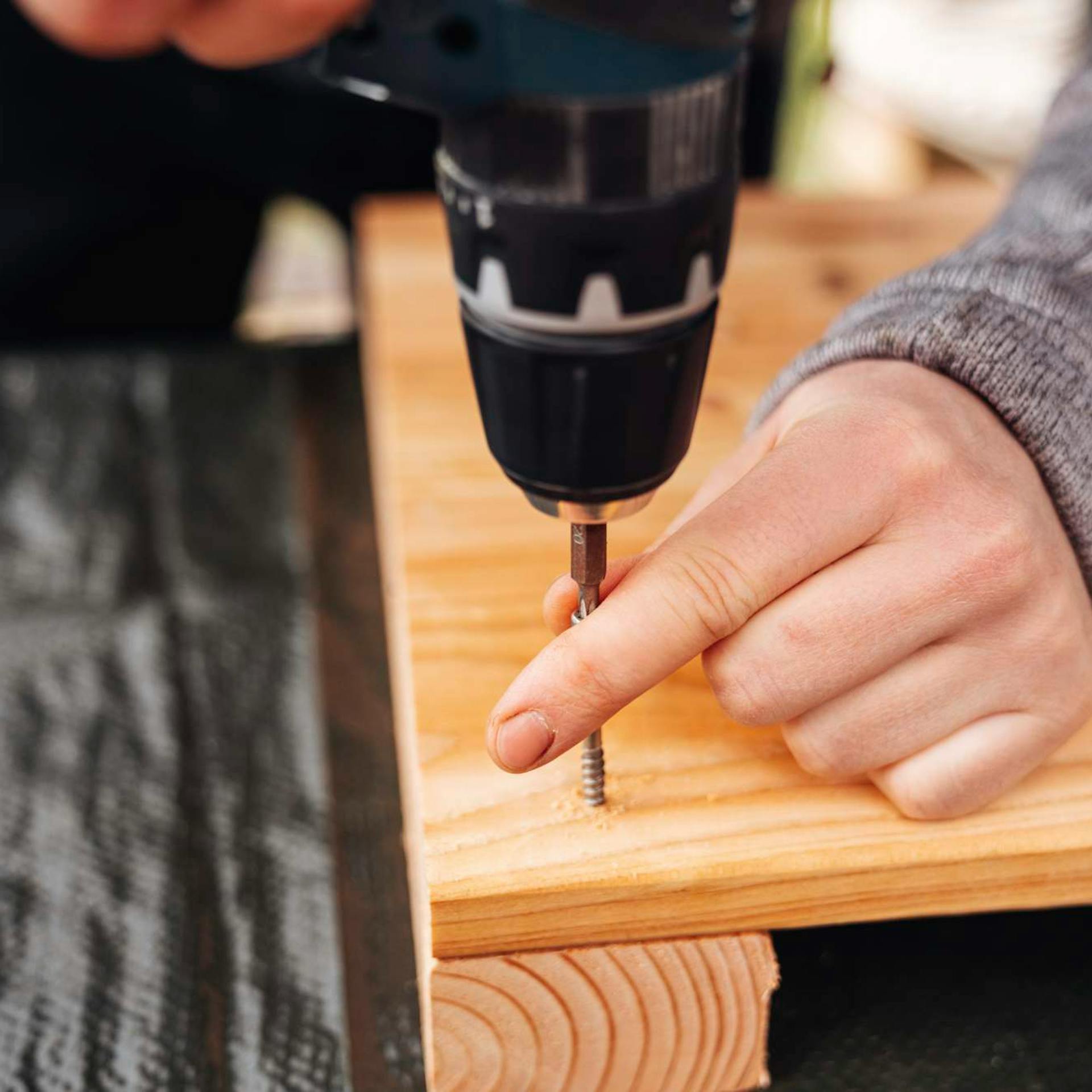 L'uomo avvita la parte laterale di un bidone a vite senza fine