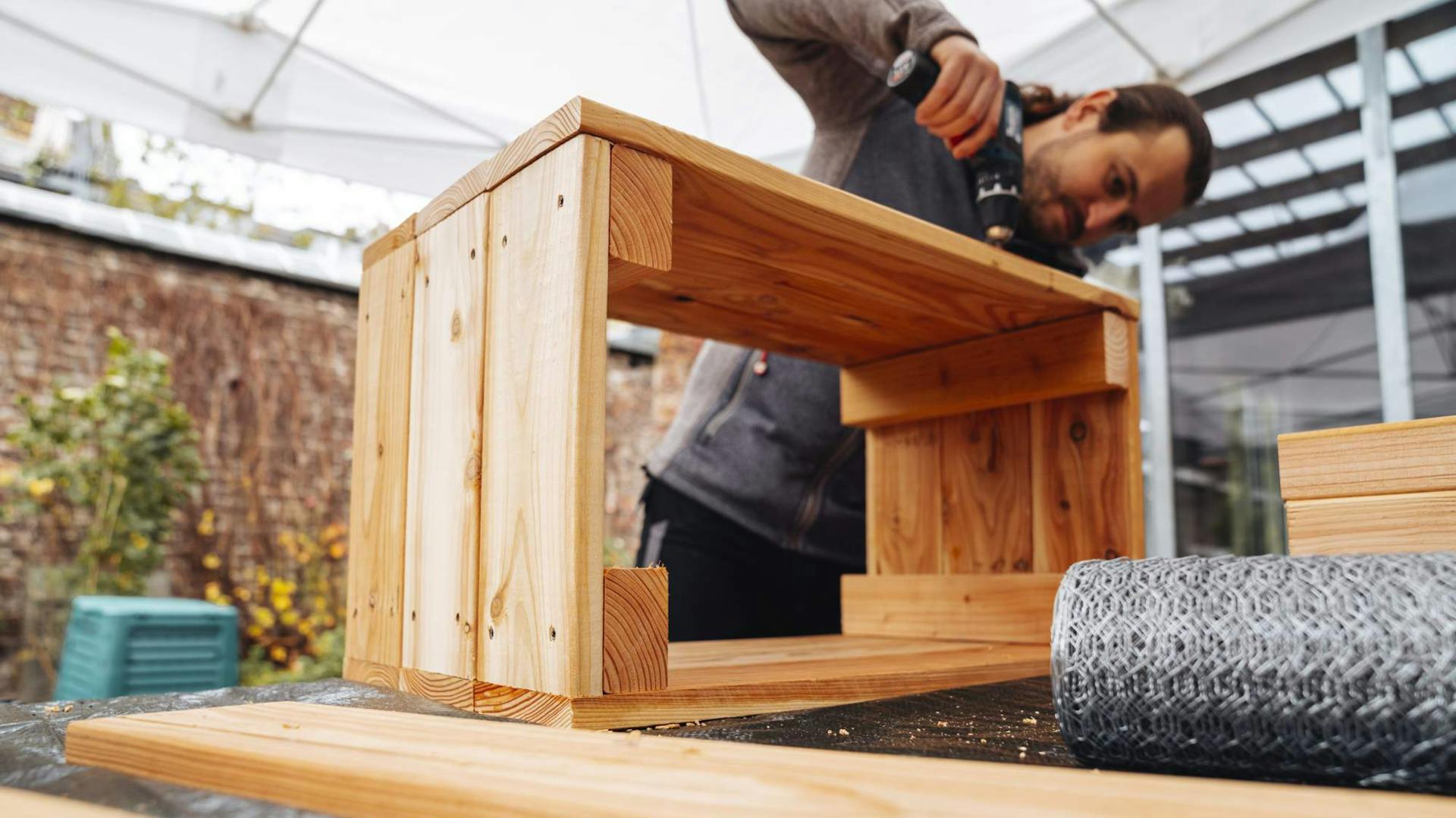 Mann baut eine Wurmkiste