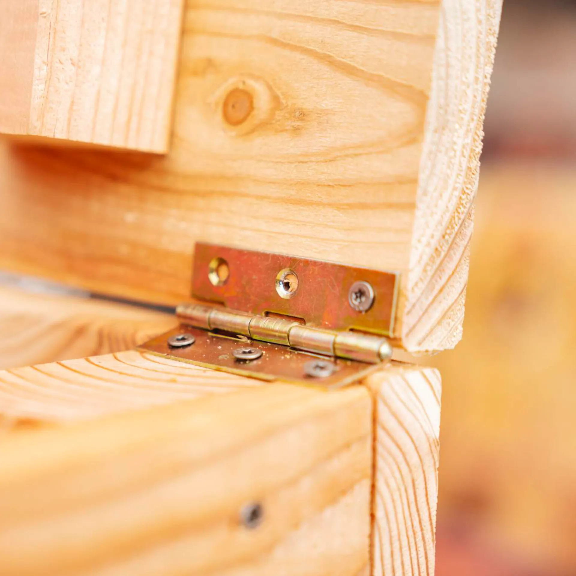 Závěsy pro šnekový box připraveny