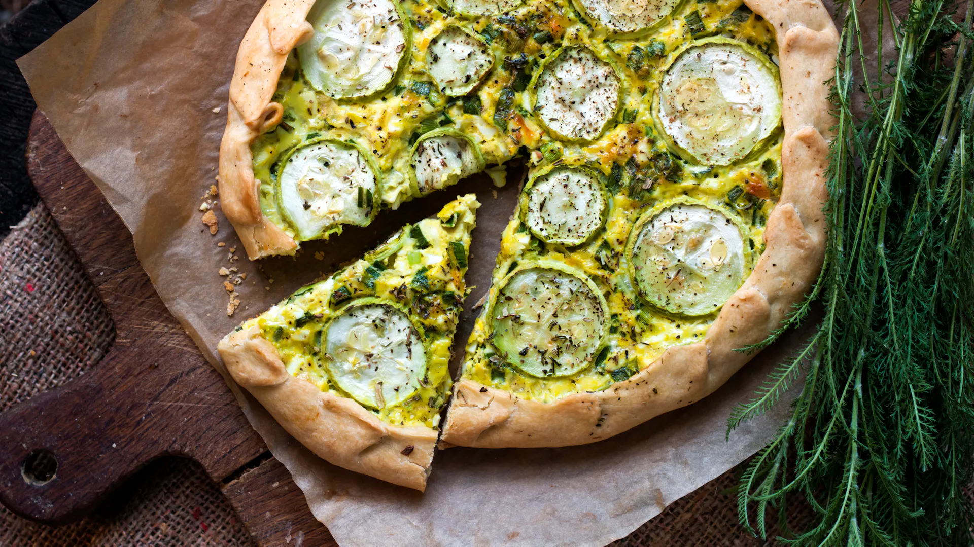 Pizza mit Zucchini.