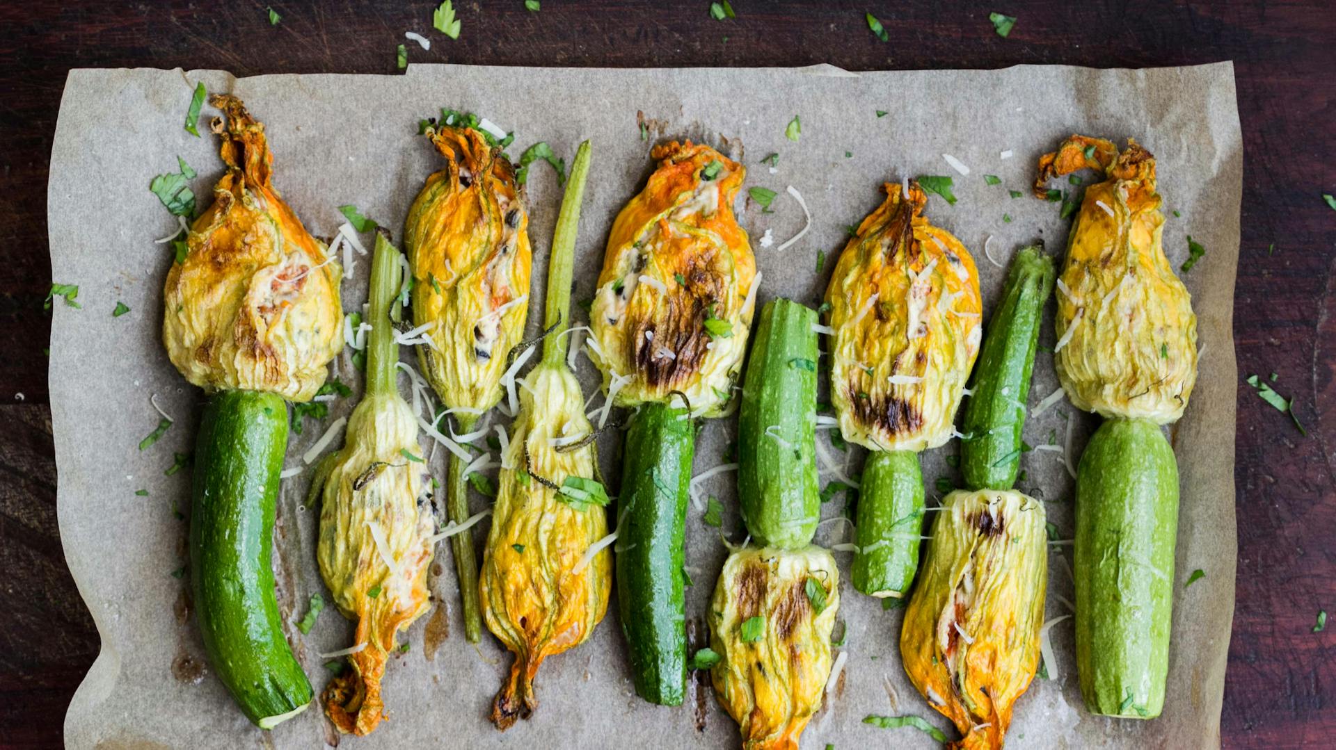 Zucchini wurden im Ofen gebacken.