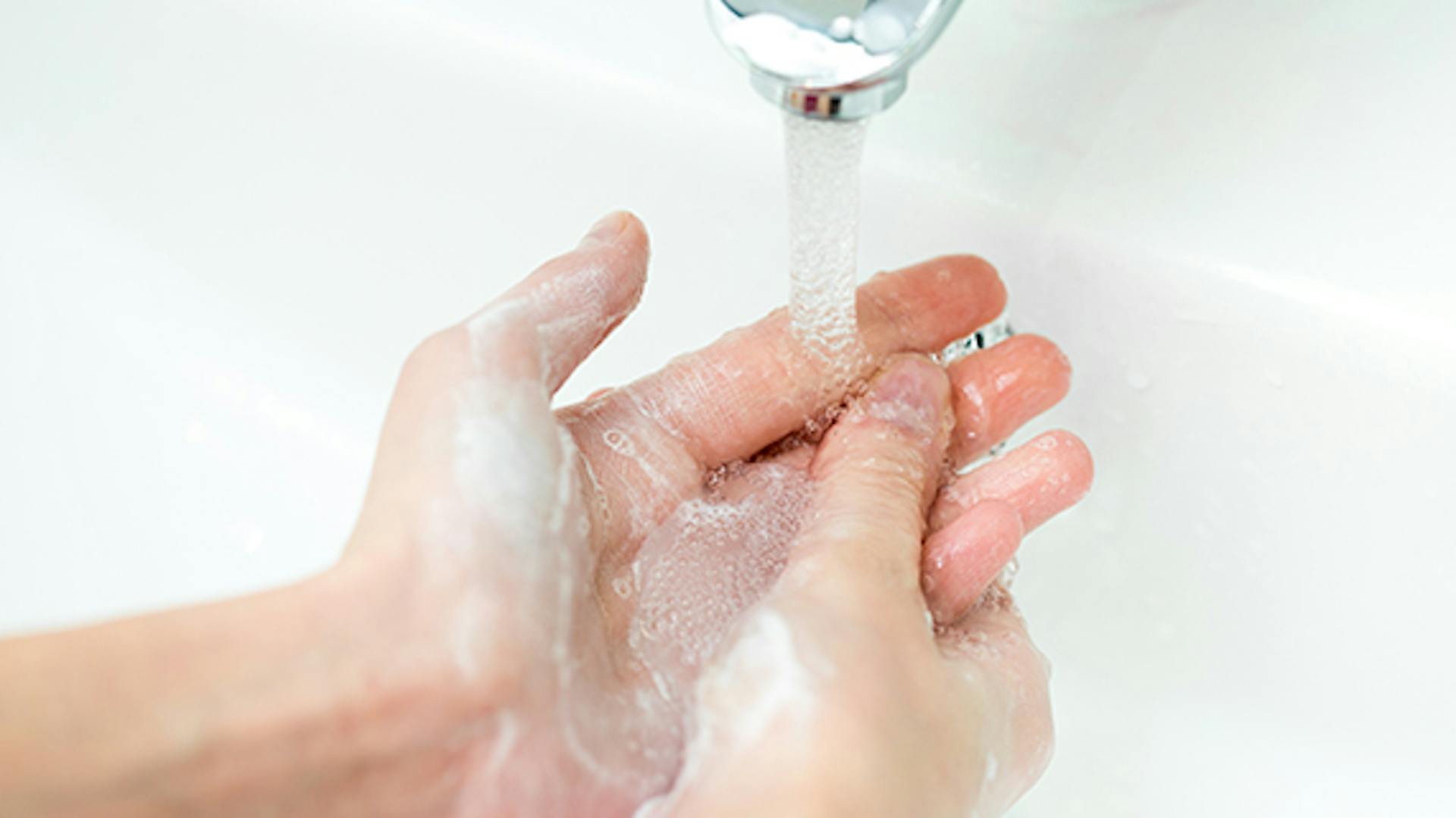 Una persona si lava le mani.