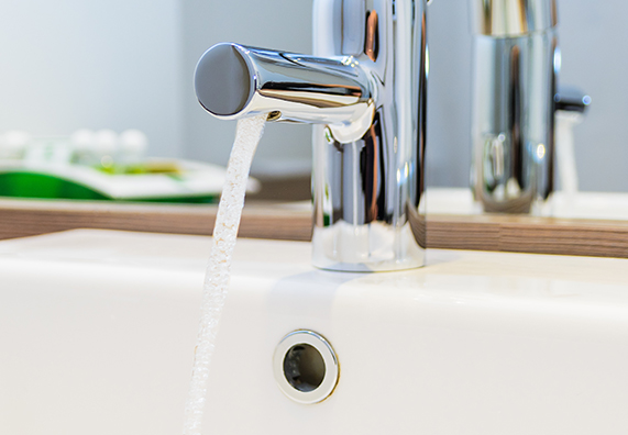 L’acqua sgorga da un rubinetto.