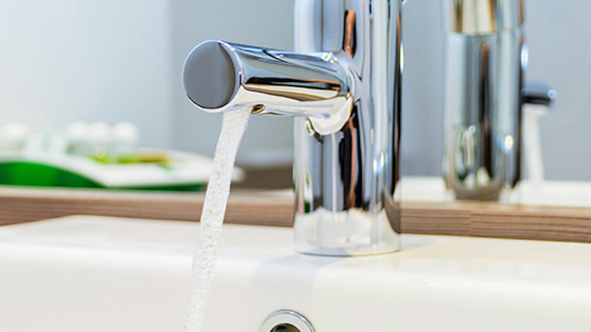 L’acqua sgorga da un rubinetto.