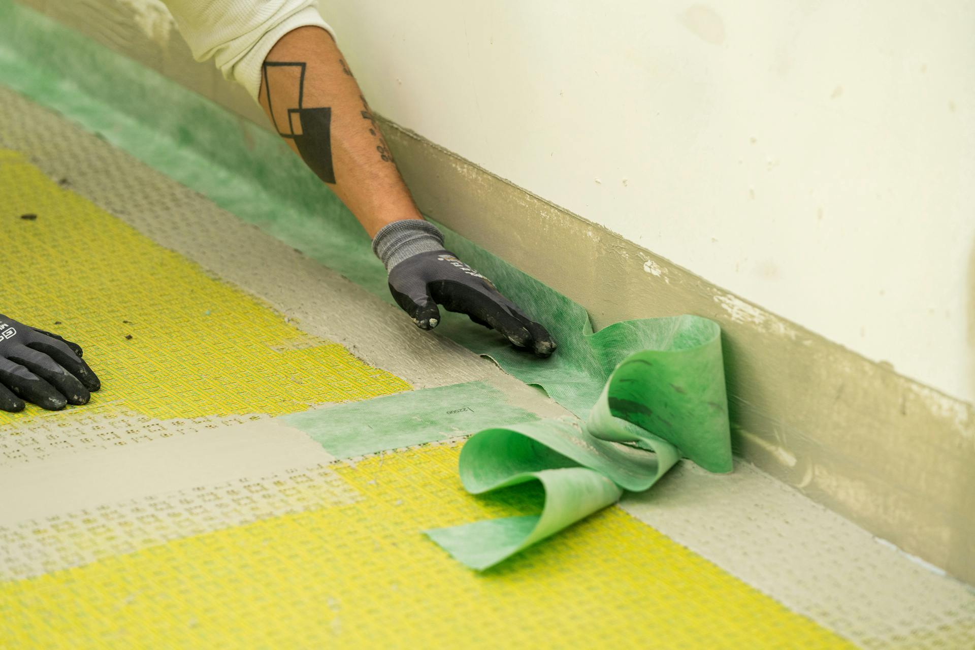 L’appassionato del fai da te applica dei nastri isolanti.