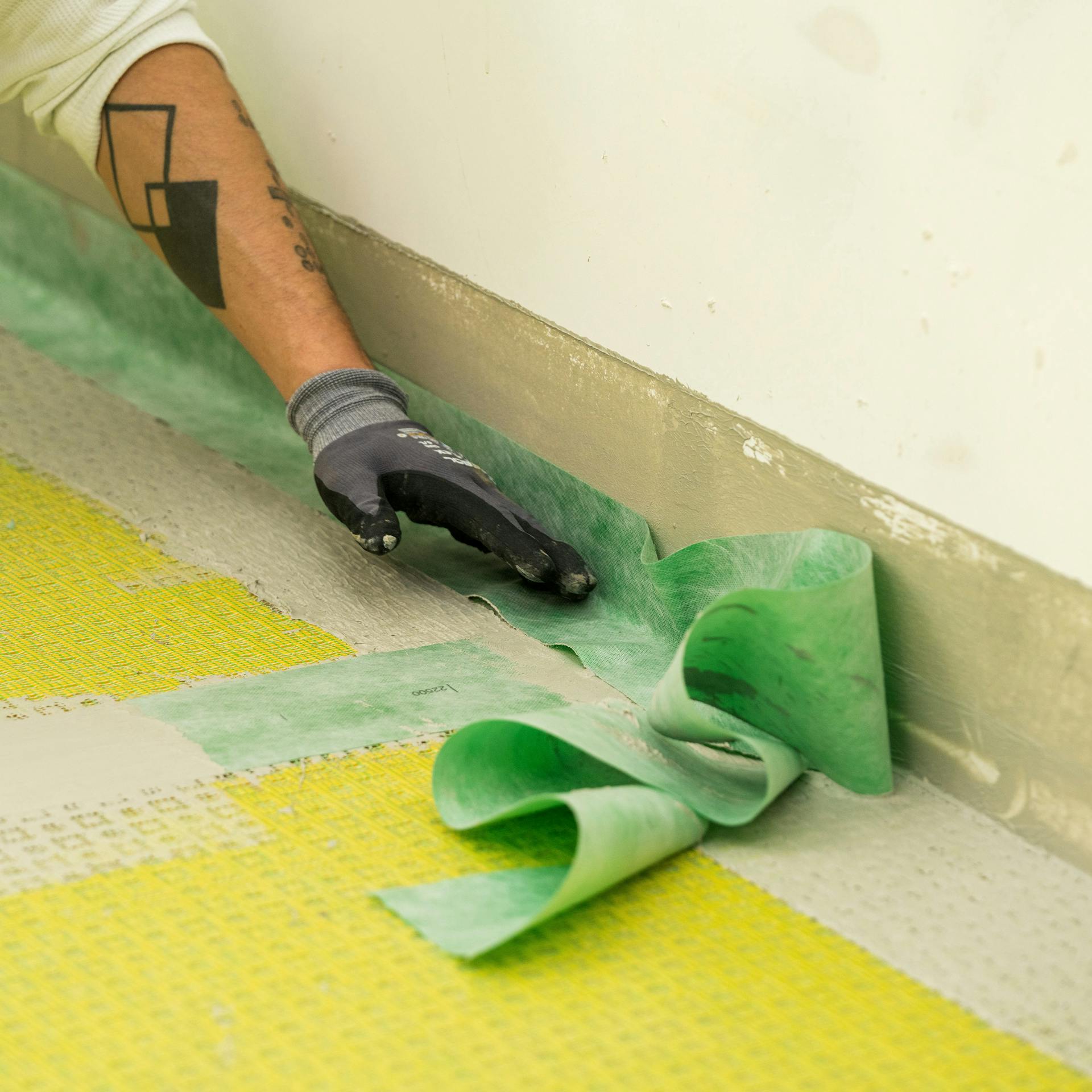 Heimwerker bringt Dichtbänder an.