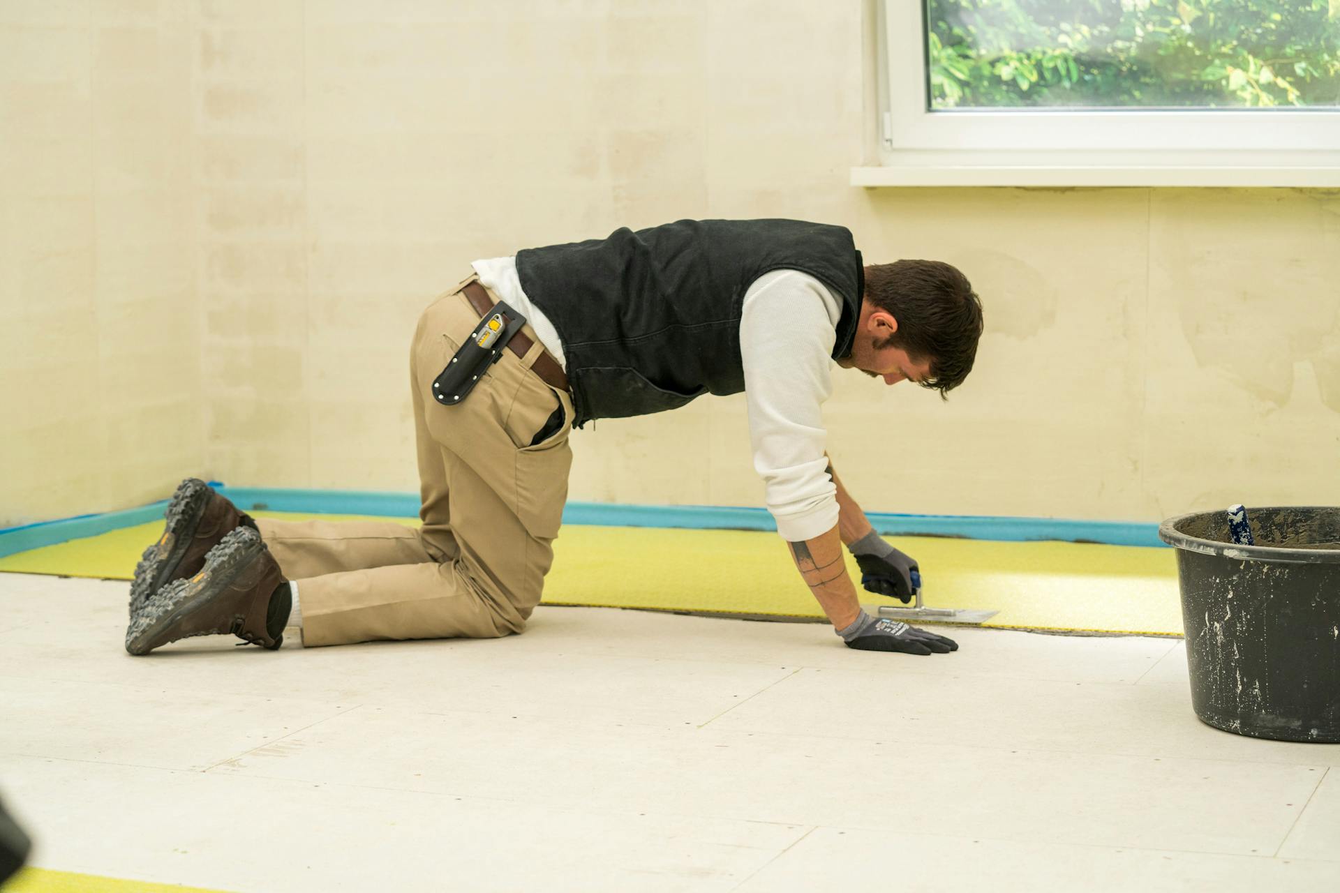 L’appassionato del fai da te posa un tappetino di disaccoppiamento.