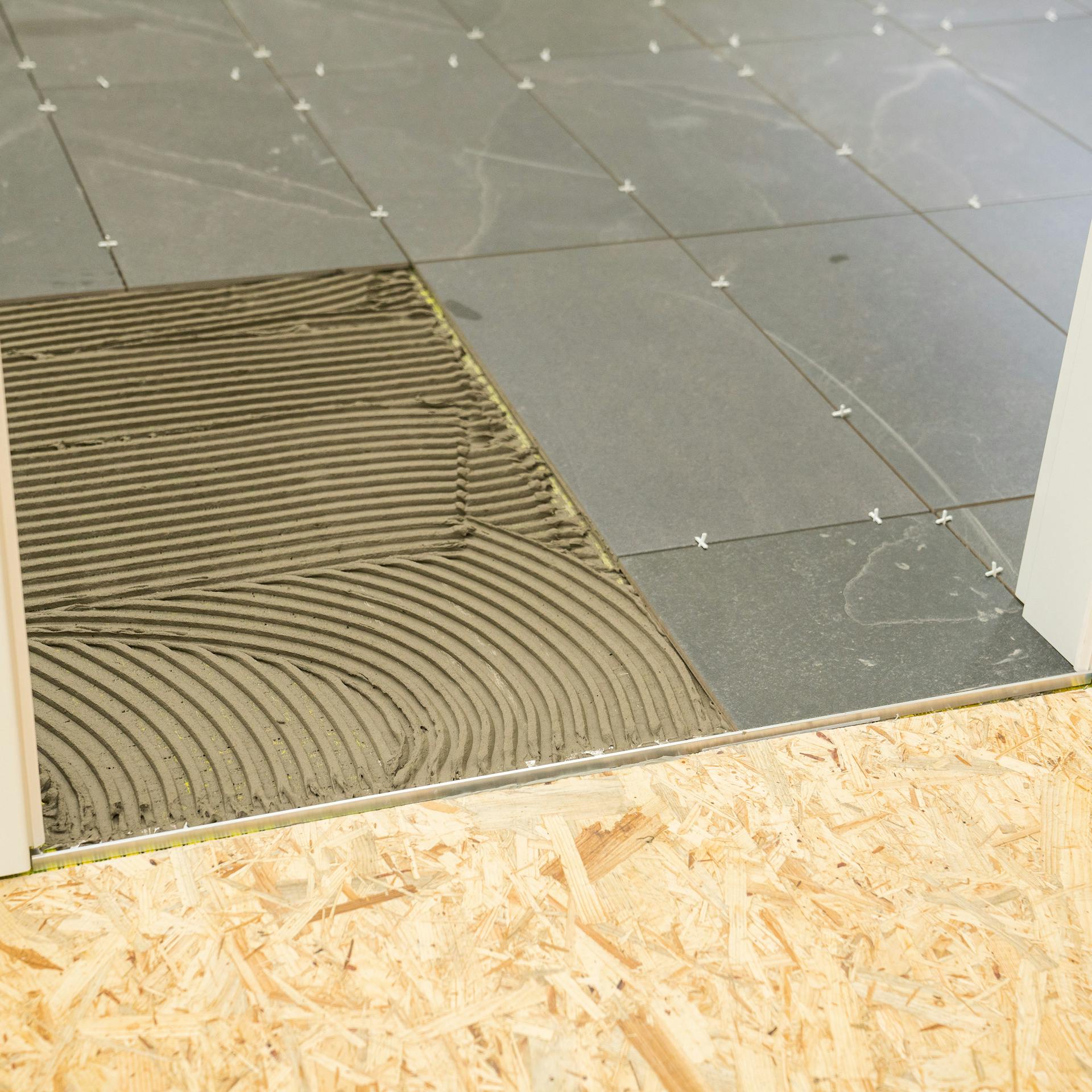 Fliesen wurden in das Kleberbett gedrückt.