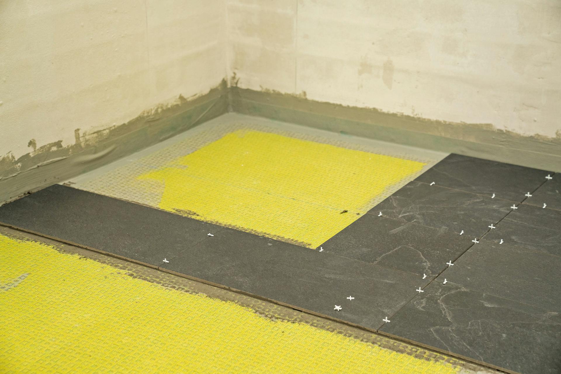 Le piastrelle sono state posate in parallelo sul pavimento.