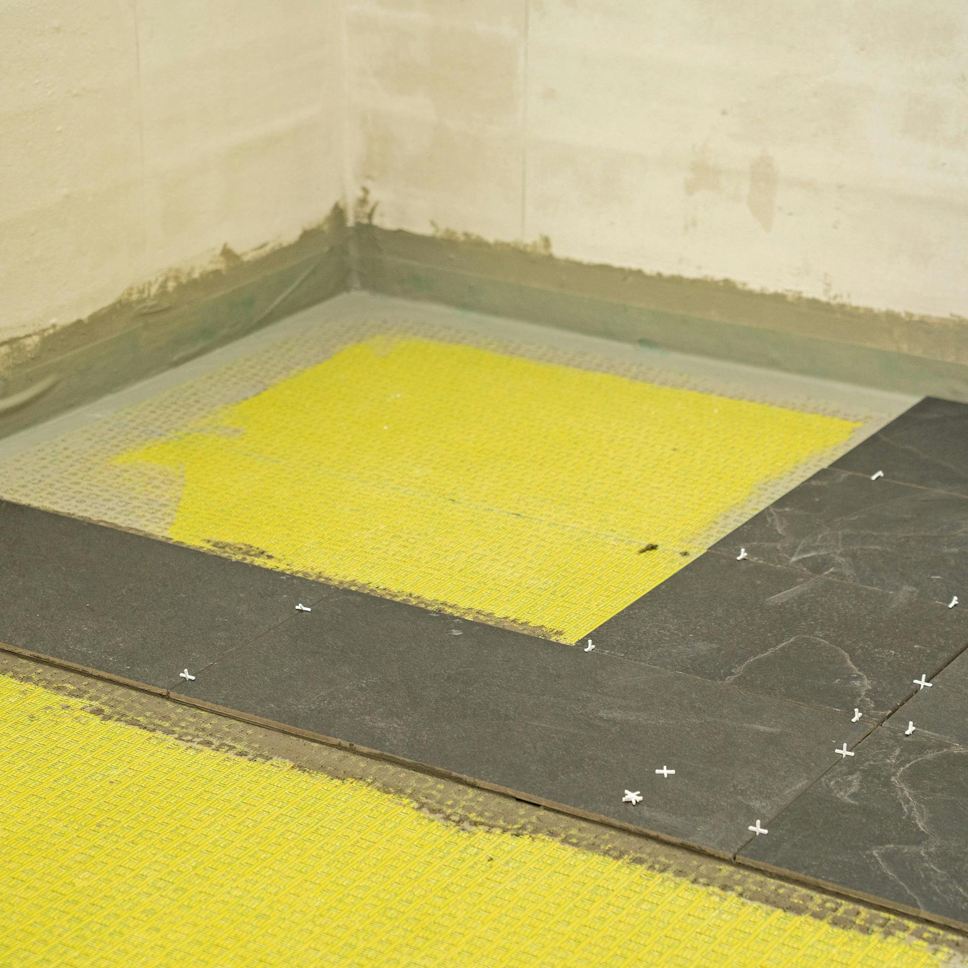 Fliesen wurden parallel auf dem Boden verlegt.