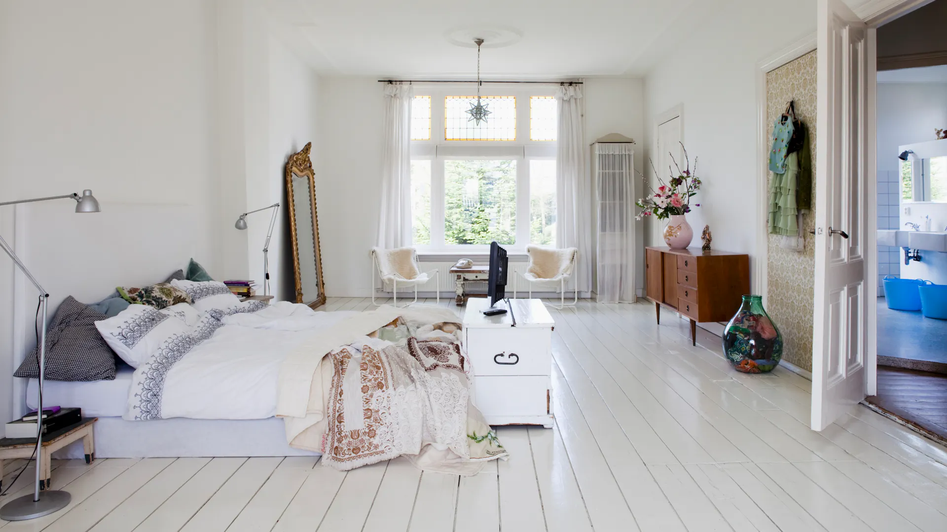 Farbiger Dielenboden im Schlafzimmer