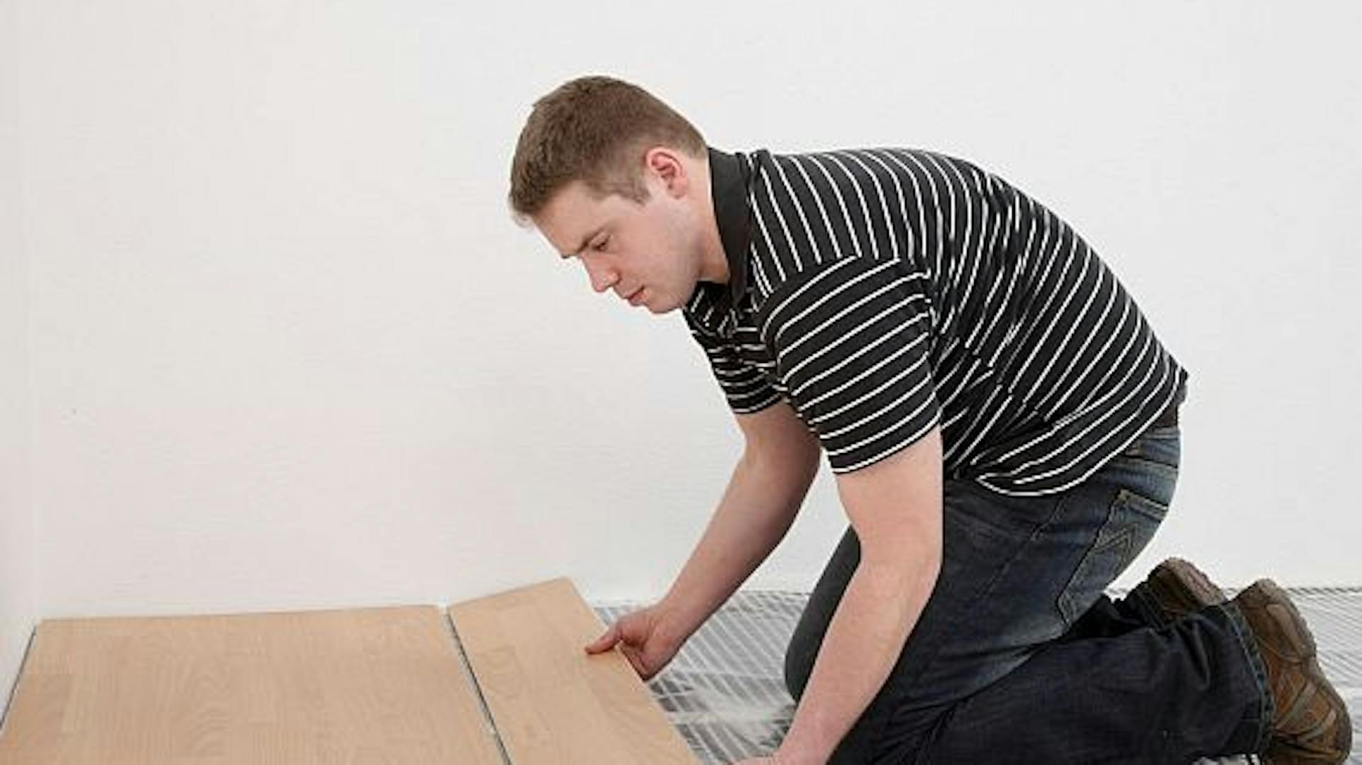 Qualcuno posa il laminato sul riscaldamento a pavimento.